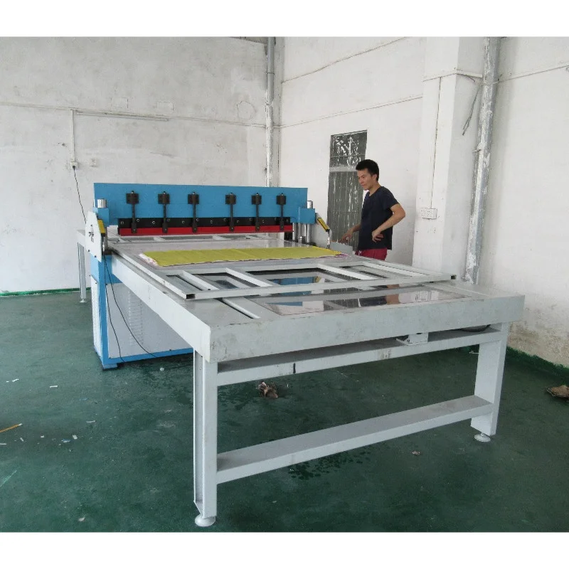 Automatic glasses cloth cutting machine with zigzag blade