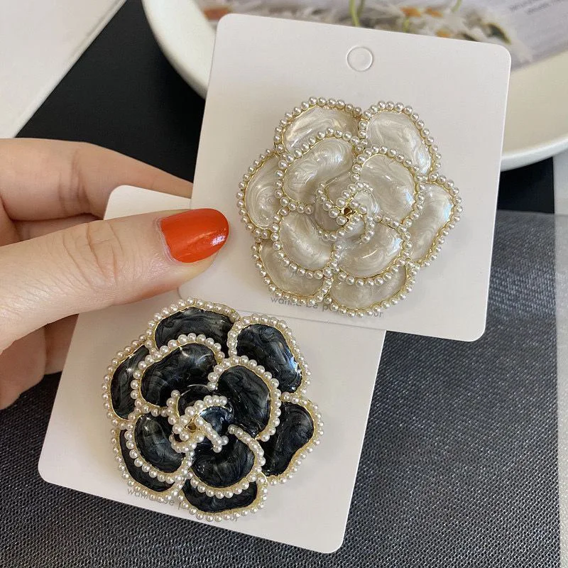 2024 New Fashion Camellia Pearl Brooch High-end Vintage Corsage Cute Metal Pin For Lady
