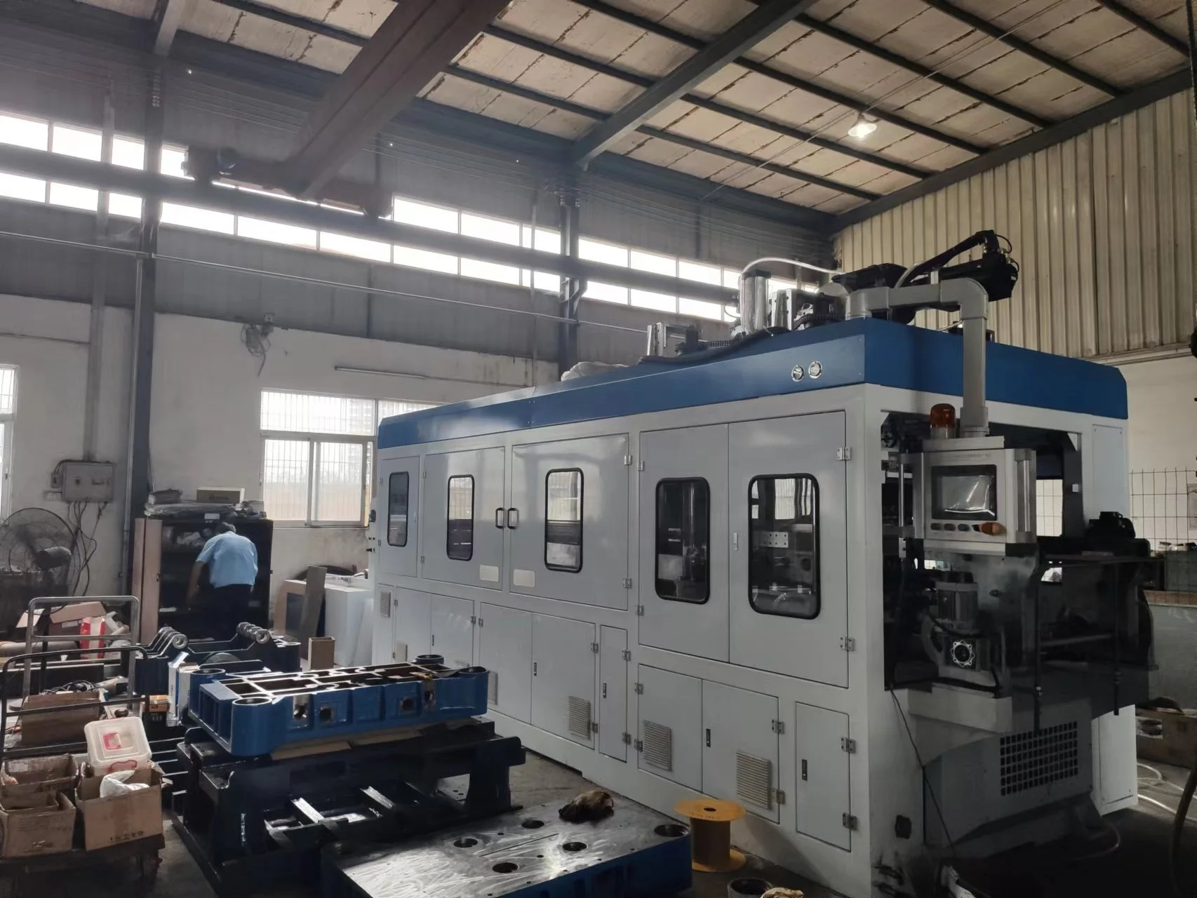 Полностью автоматическая Термоформовочная Машина для формирования и резки пластиковых стаканчиков и пищевых коробок