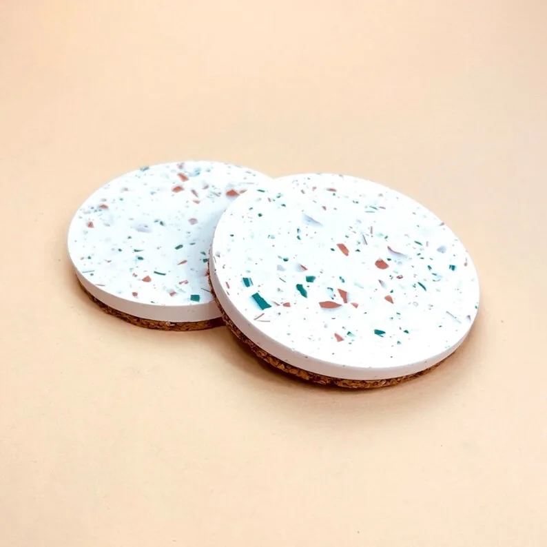 Handmade coasters from Jesmonite | White with terrazzo in dark green and terracotta | with cork | Handmade in a double pack