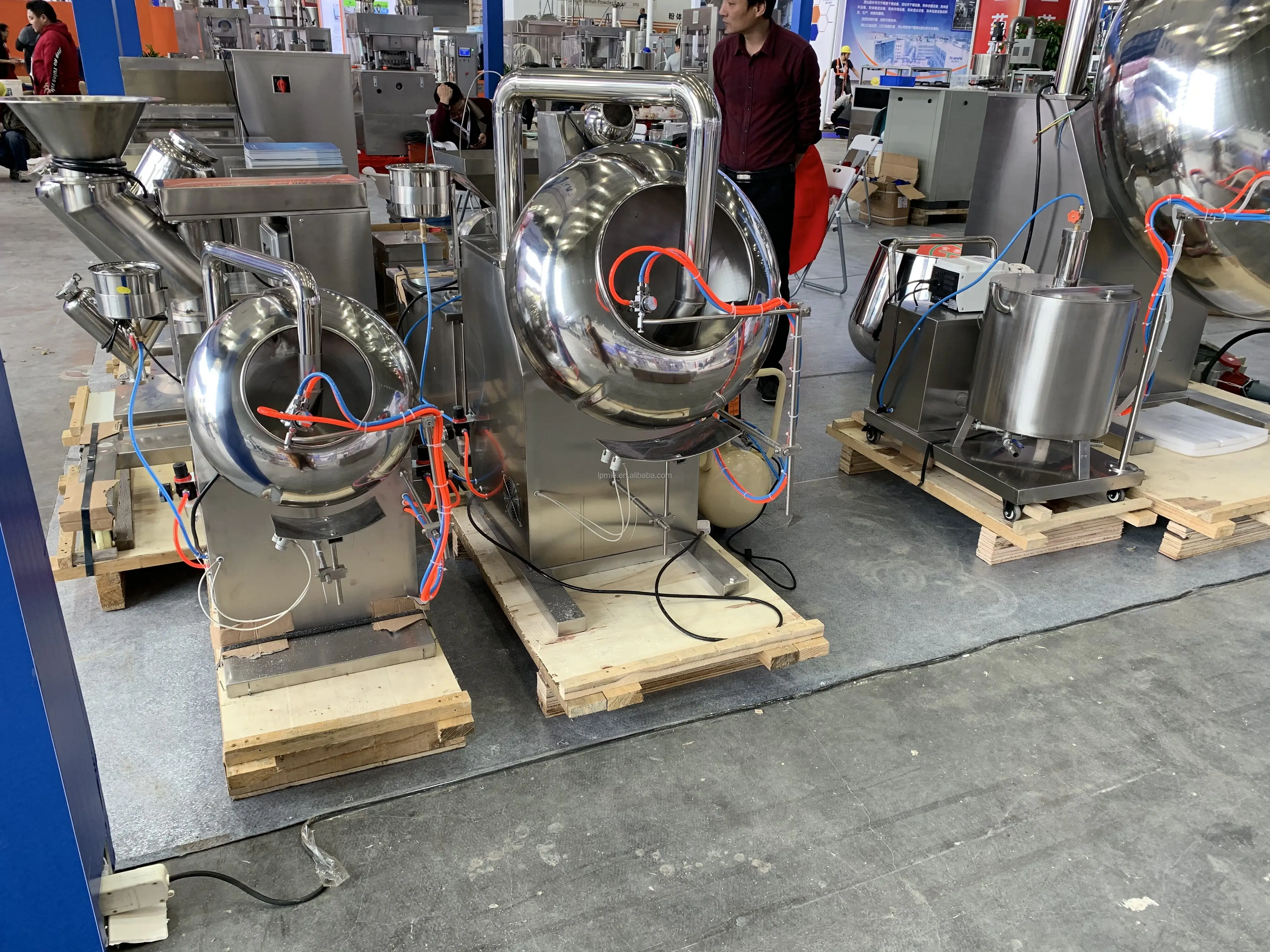 LPMIE  The chemical industry uses a coating machine to wrap the candy filling