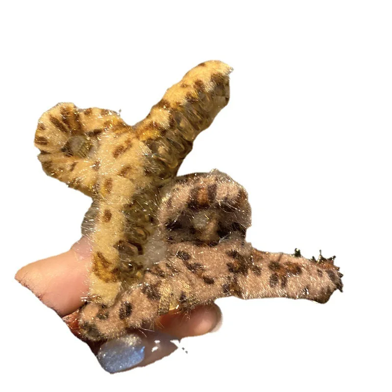 Korean autumn and winter  plush leopard female large shark clip simple and elegant temperament cross Hair Claws clip