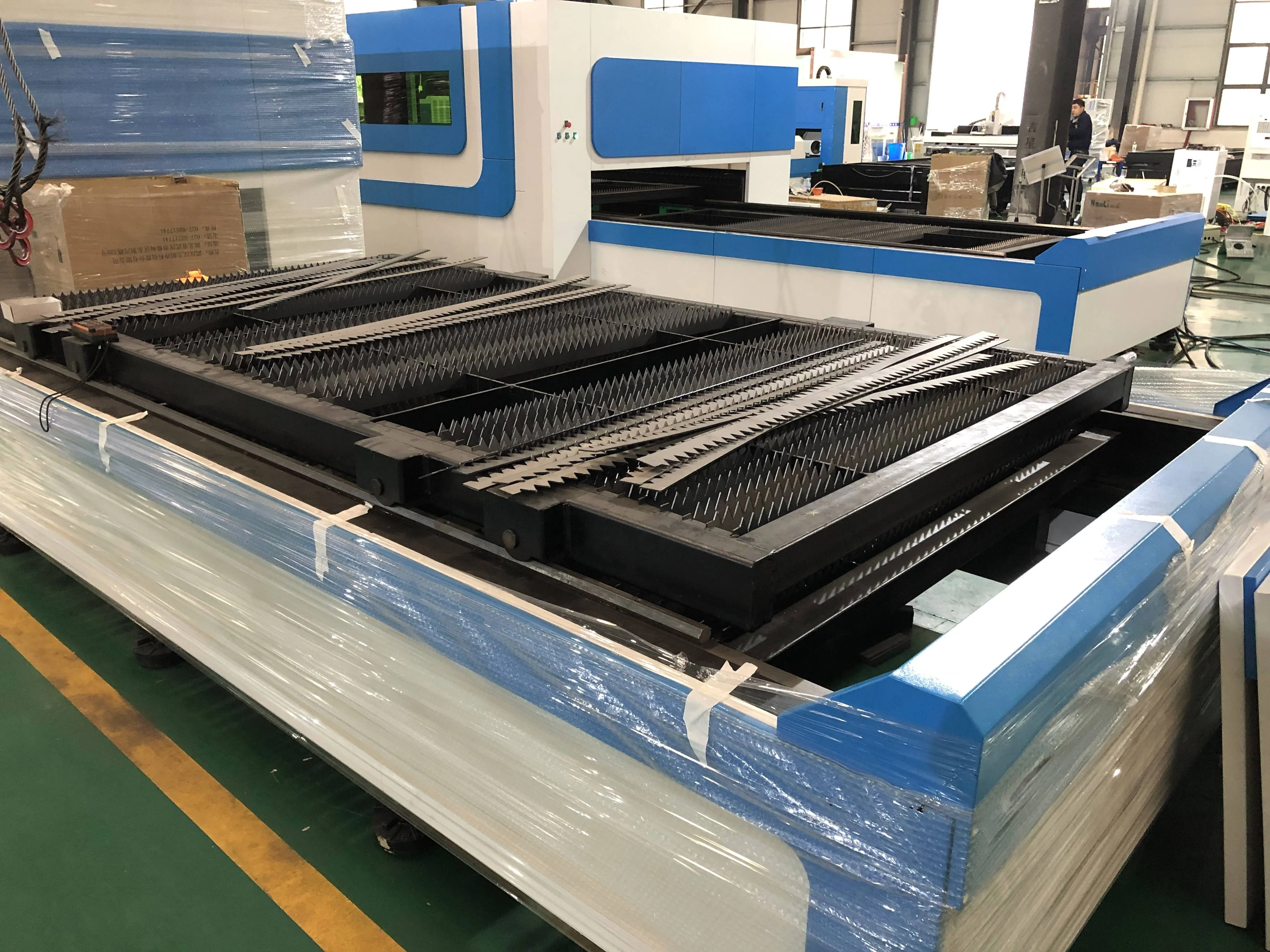 1000W 2000W 3015 4020 6020 Large Enveloping High-speed Fiber Laser Cutting Machine For Cutting Metal Plates