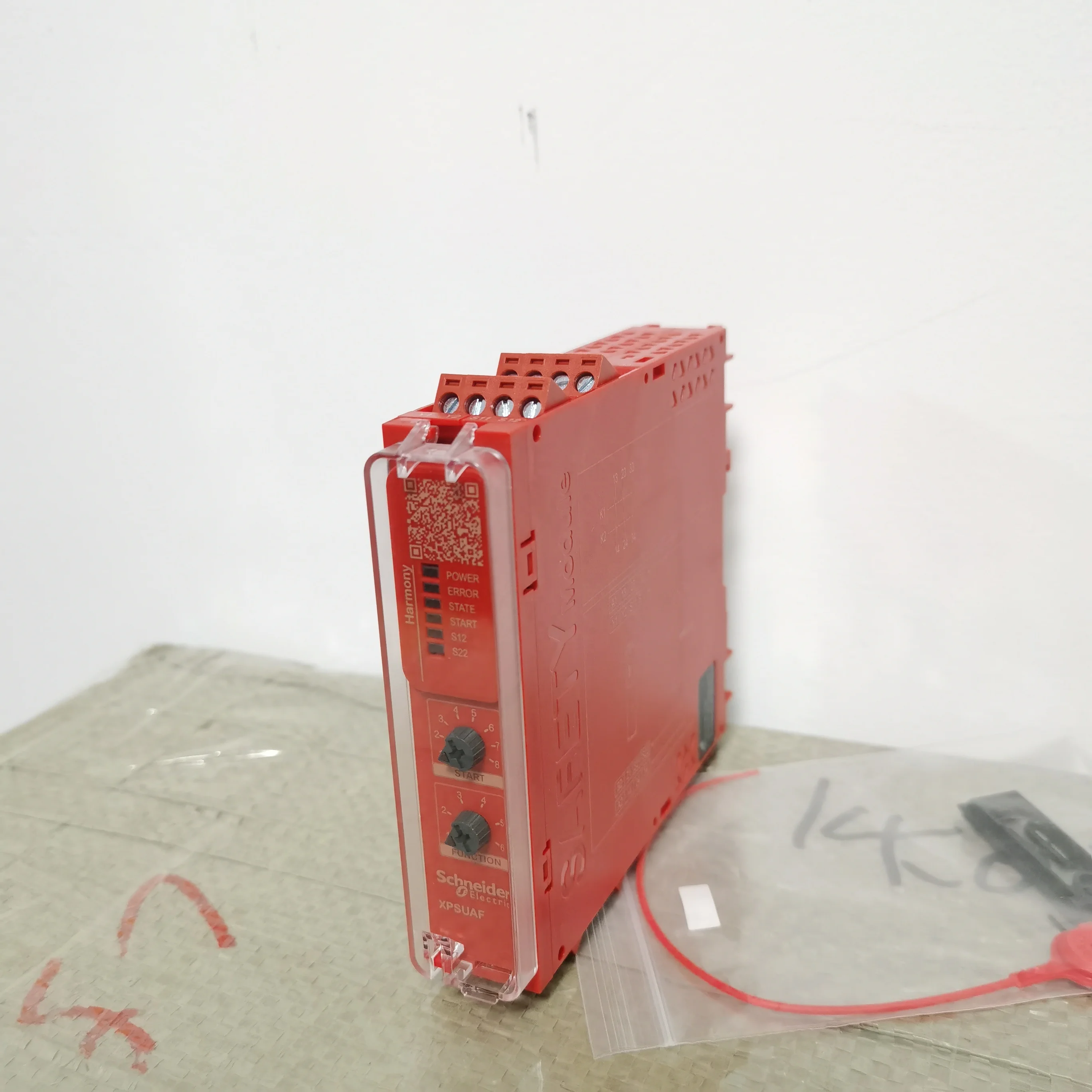 Schneiders Electric Harmony XPS Basic and Universal Safety Modules XPSUAK XPSUAF XPSUAF13AP PLC Safety Module