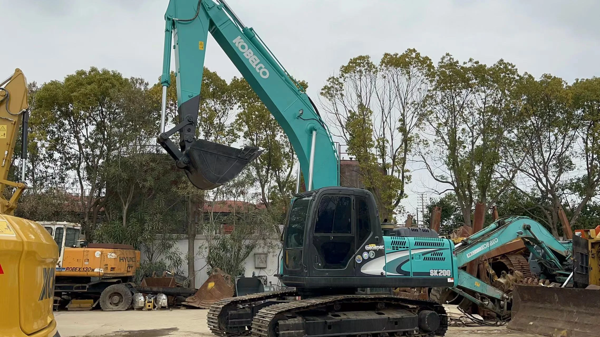 Экскаватор KOBELCO sk200 подержанный экскаватор с хорошей производительностью продажа в Шанхае