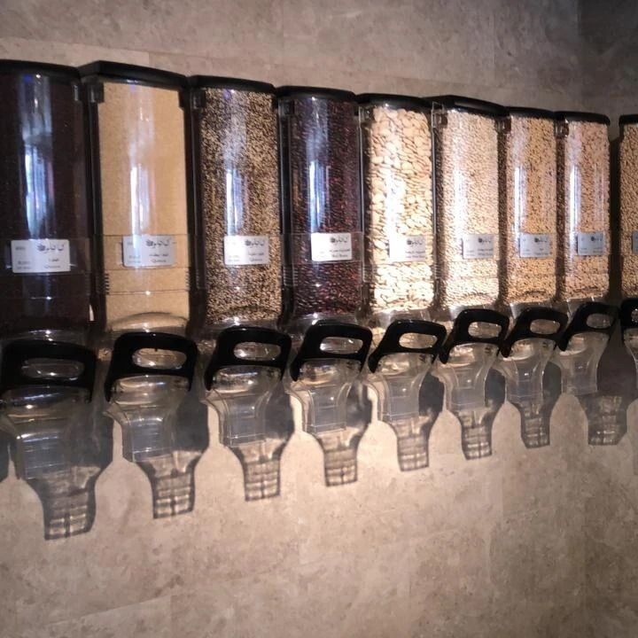 Храните диспенсеры для сыпучих орехов магазина нулевых отходов хлопьев