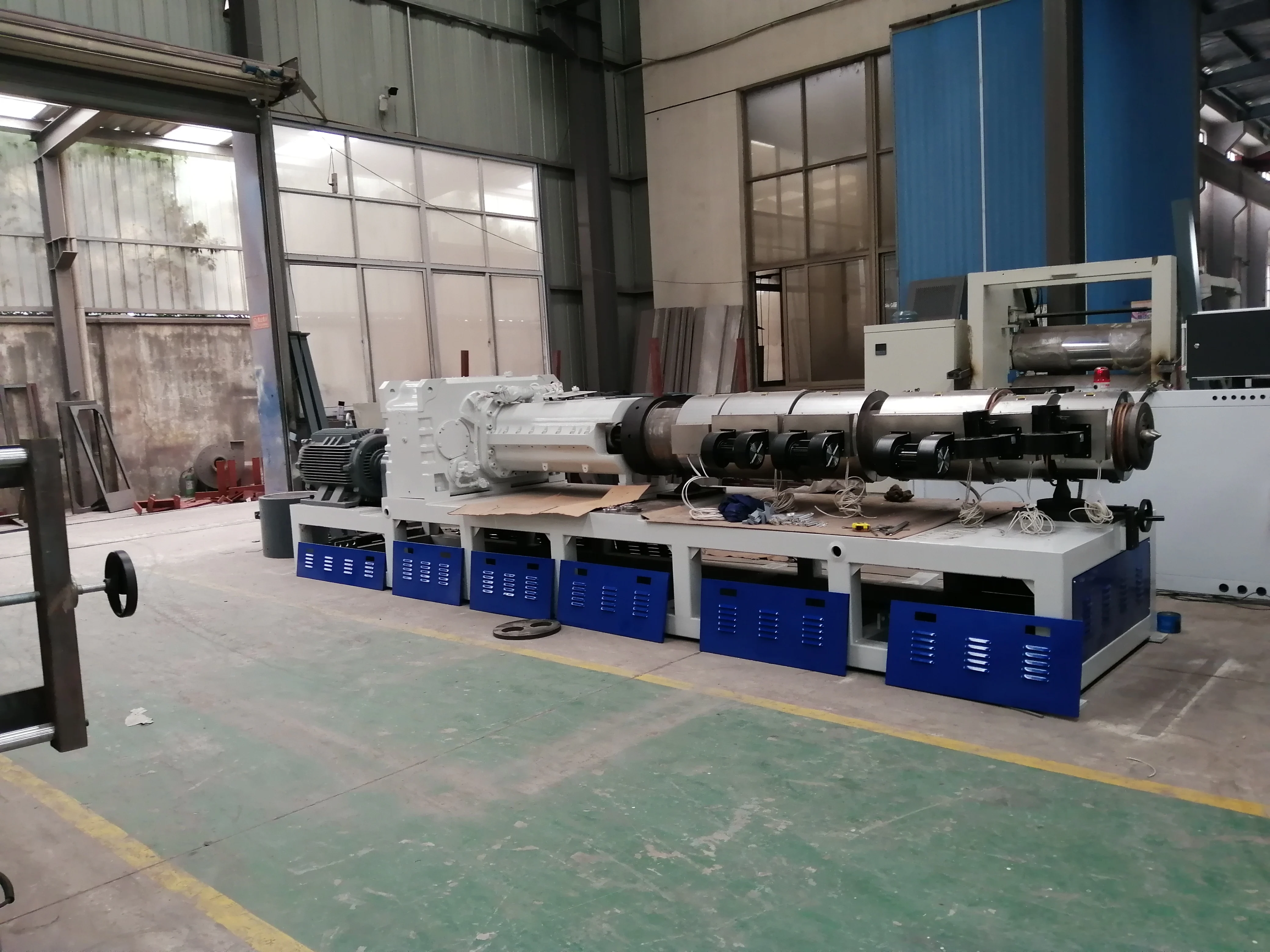 SPC floor profile extrusion line/laminate flooring extrusion machine