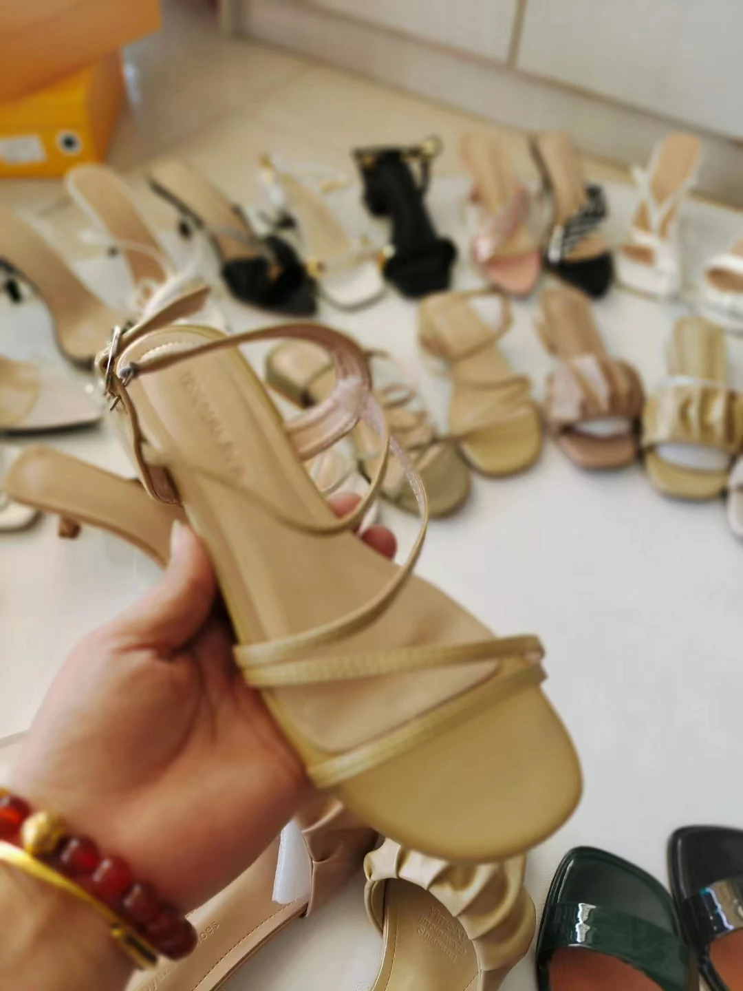 Китайская фабрика, босоножки большого размера на каблуке с открытым носком, обувь для женщин, оригинальный дизайн, смешанные стильные босоножки, есть в наличии