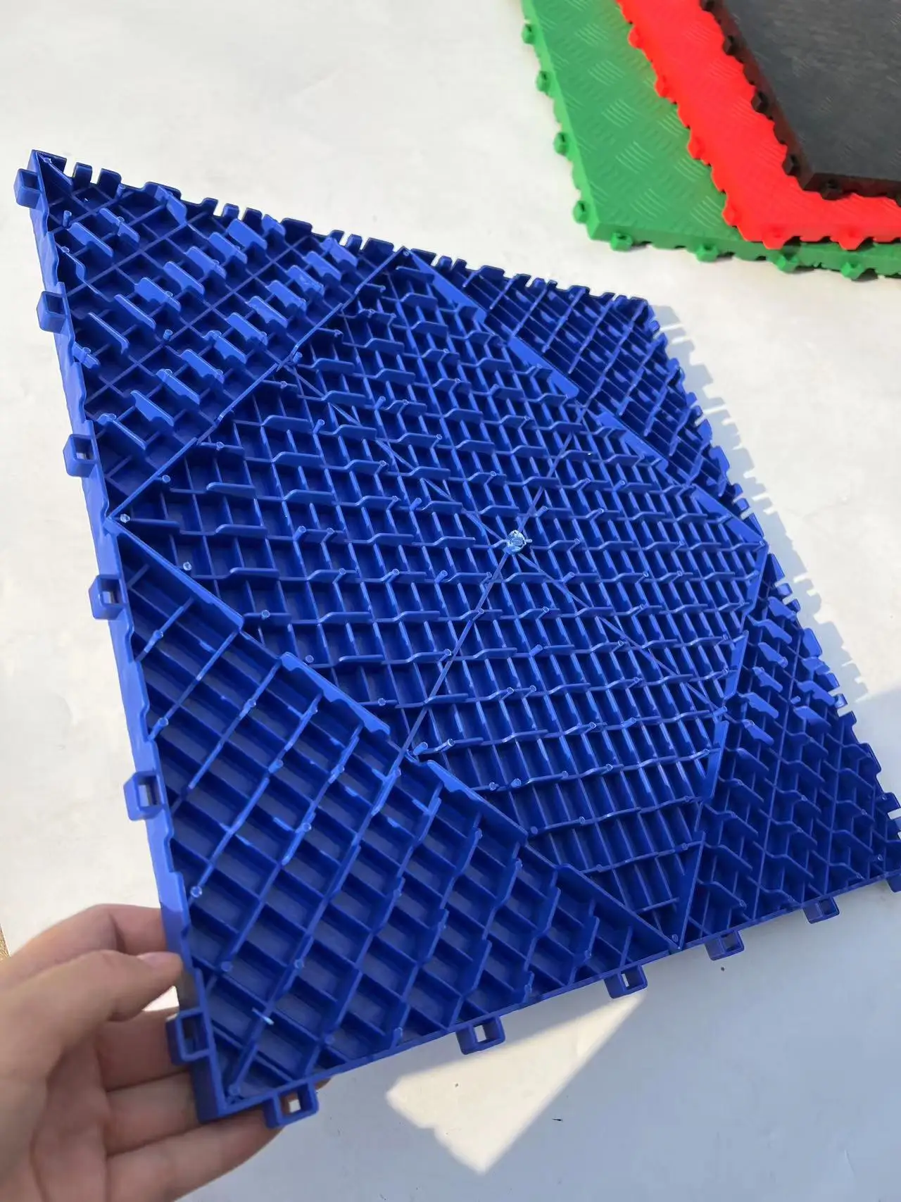 Factory Wholesale PP Plastic High Quality Interlocking Floor Tiles For Automobile 4S Store