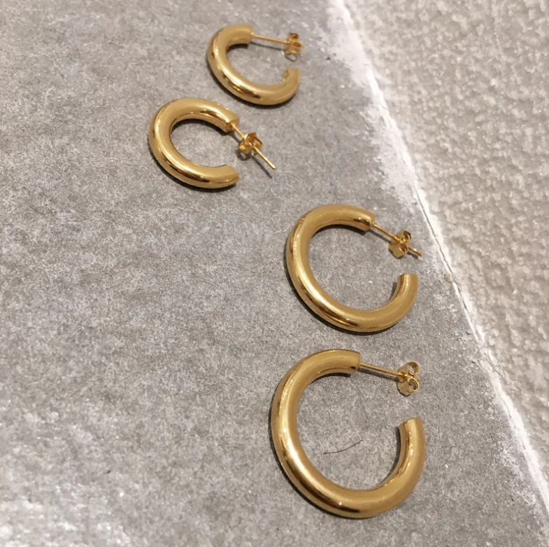 Высокое качество 18K покрытием из нержавеющей стали круглые СС серьги коробка Huggies женские ювелирные изделия маленький обруч канала дизайнерские