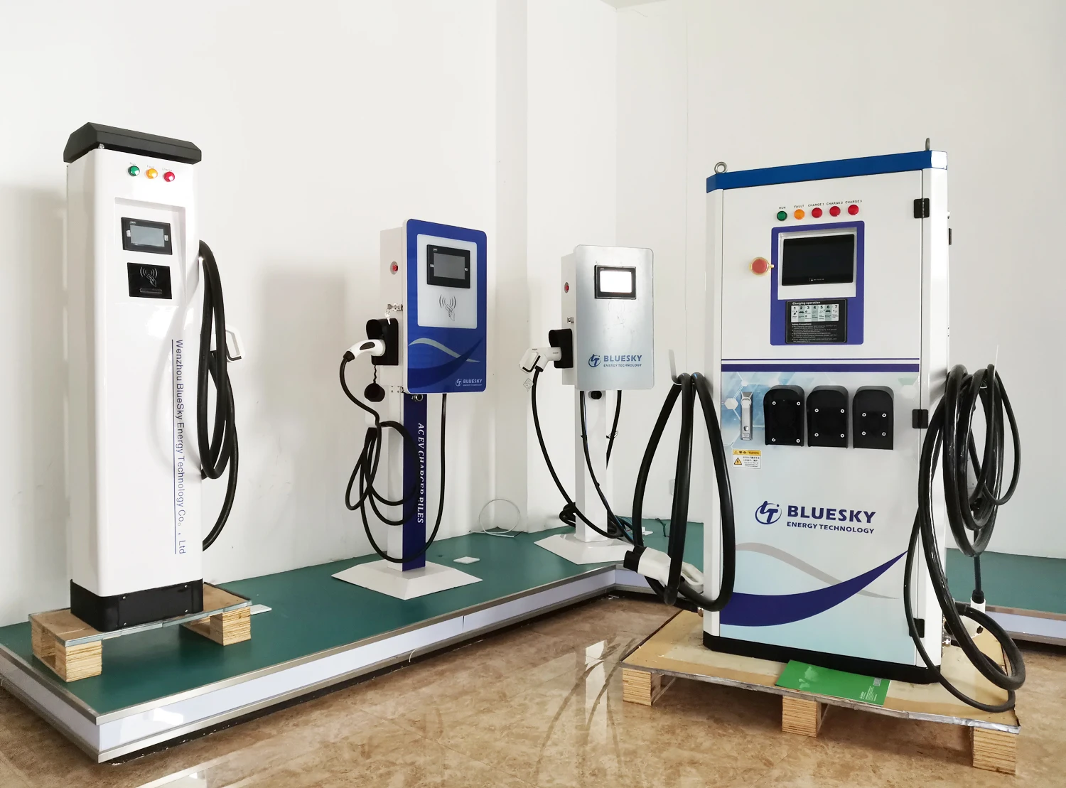 Солнечного коллектора GB/T EV зарядное устройство 60 кВт Одноместный пистолет для электротранспортного средства 0 - 200ADC 12 месяцев BESC-60KW ISO14001 Bluesy CN;ZHE IP 54 60KW