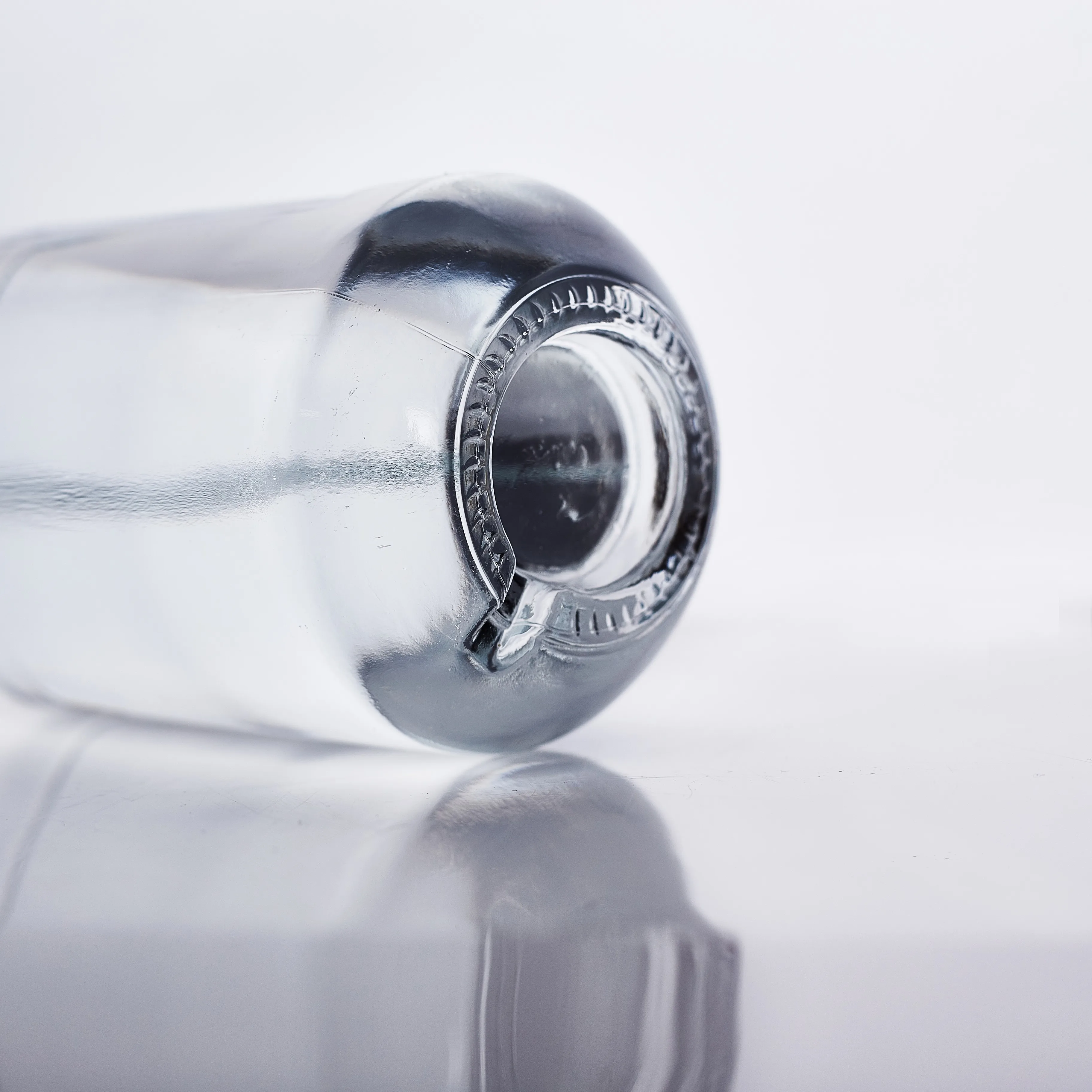 High quality 750ml alcoholic spirits glass bottle whiskey vodka gin rum transparent wine bottle