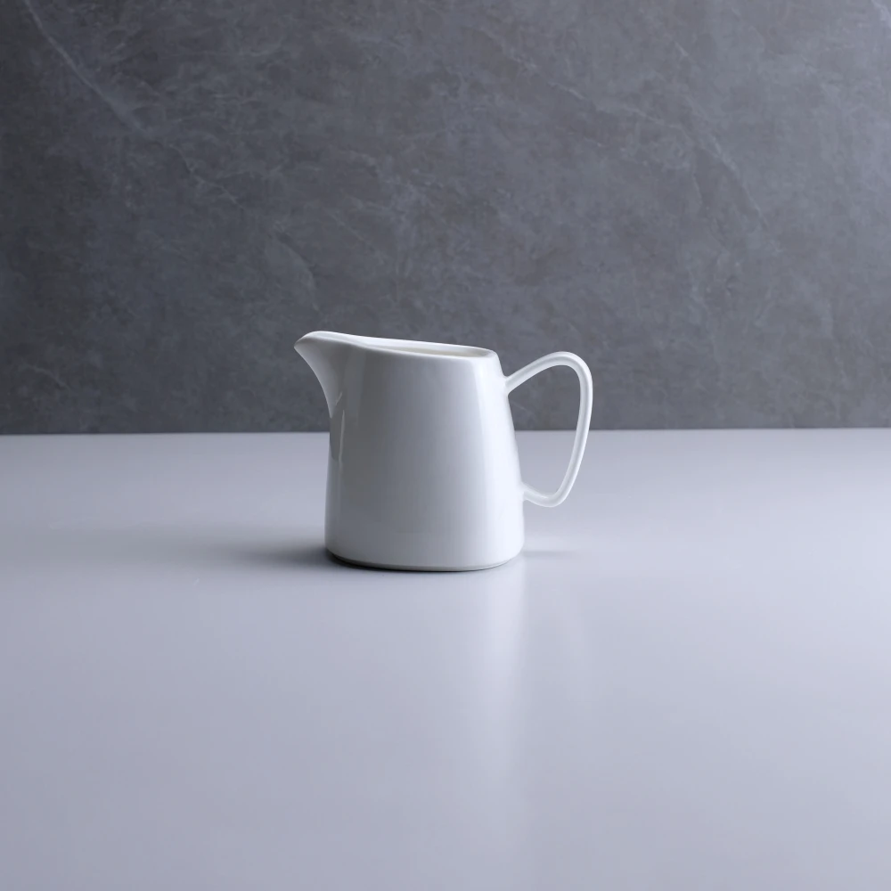 2024 Hotel Supplier Wholesale Glossy White  Table Latte Art Pots OEM LOGO  Vajilla Italian Ceramic Milk Pitcher Ceramic Milk Jug