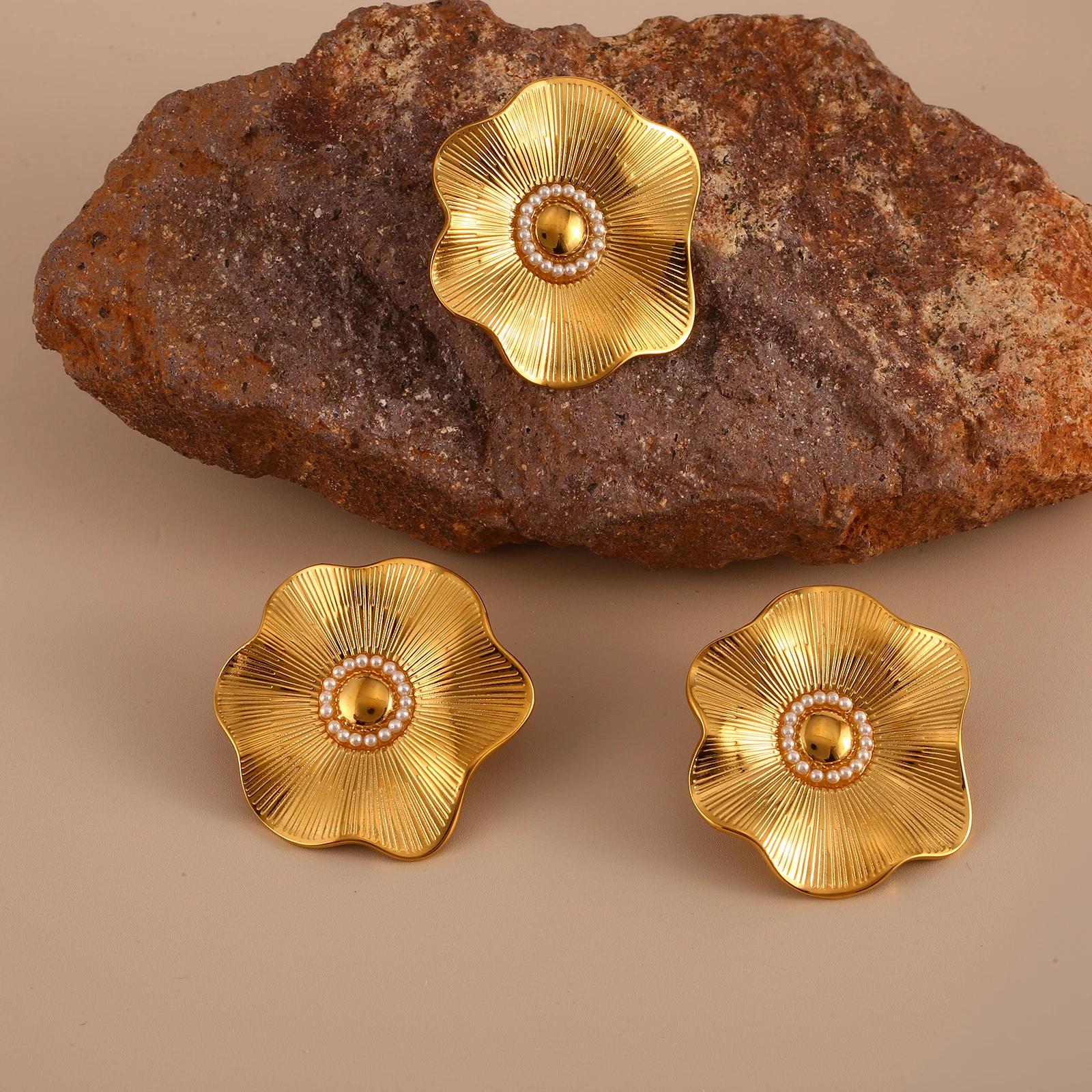 New Designer PVD Gold Plated Yellow Gold Flower Stud Earrings Tarnish Free Stainless Steel Pearl Earrings Jewelry