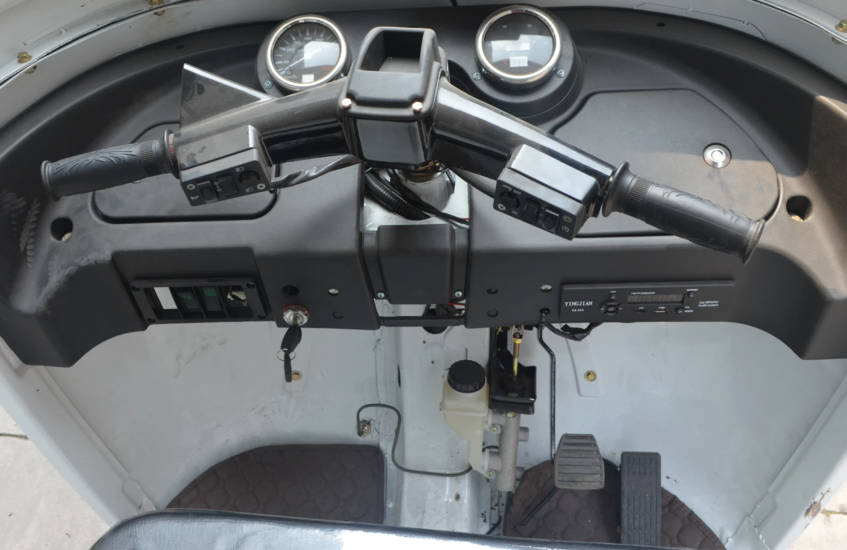 Gasoline bajaj 3 passengers 2 row bajaj passenger tricycle/three wheel motorcycle for passenger