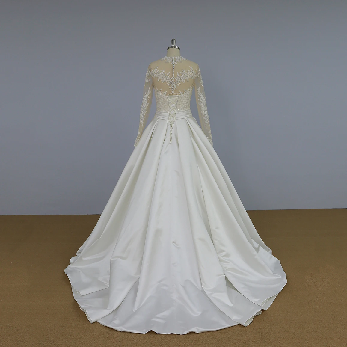 Newest design 2018 high quality wedding dress long sleeves with lace appliques