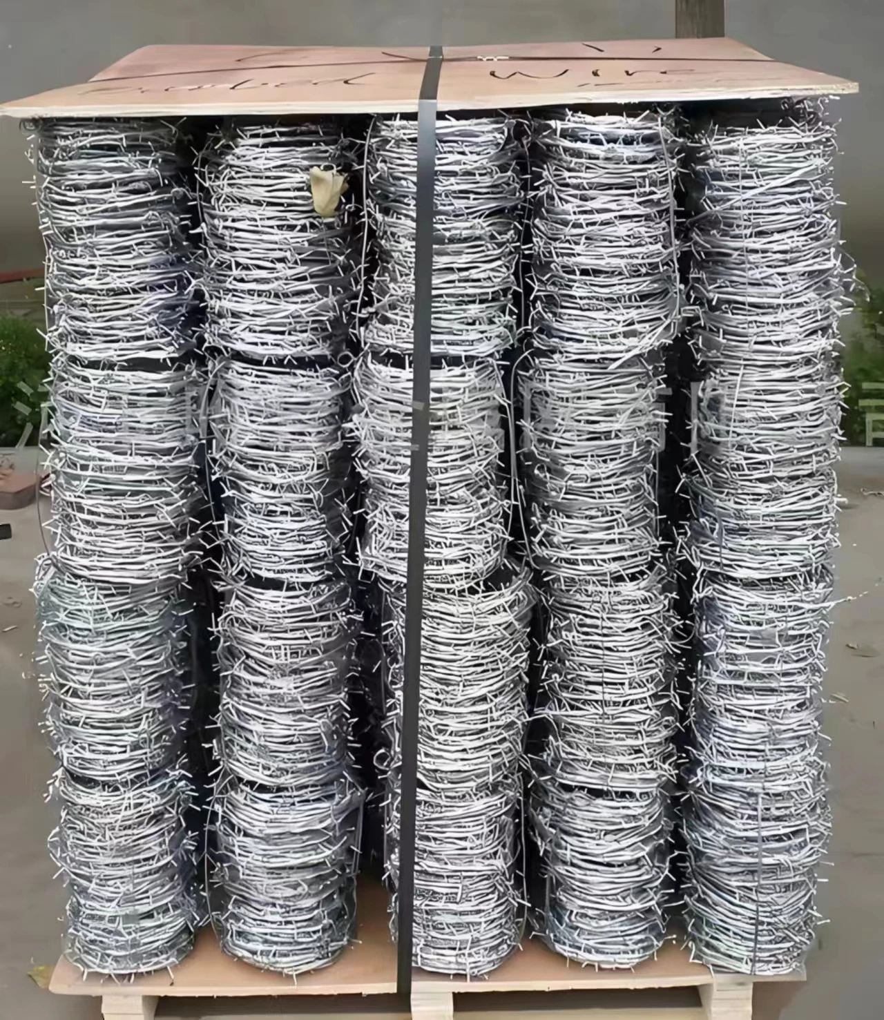 High Quality Galvanized Barbed Wire Roll 2.3mm 2.7mm Double Twisted Anti Climb Blade Barbed Wire for Prison Soil Security