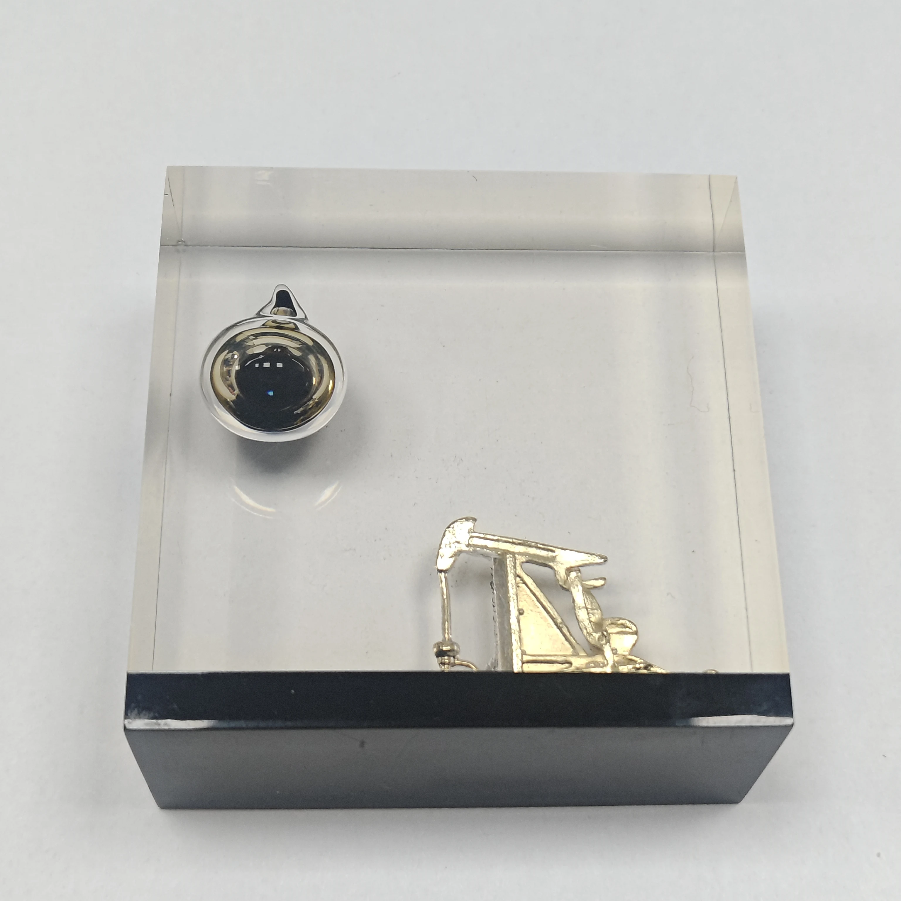 Customized Resin Acrylic Material Embedded Oil Oil Pumping Unit Trophy Cube Oil Company Souvenir Gift