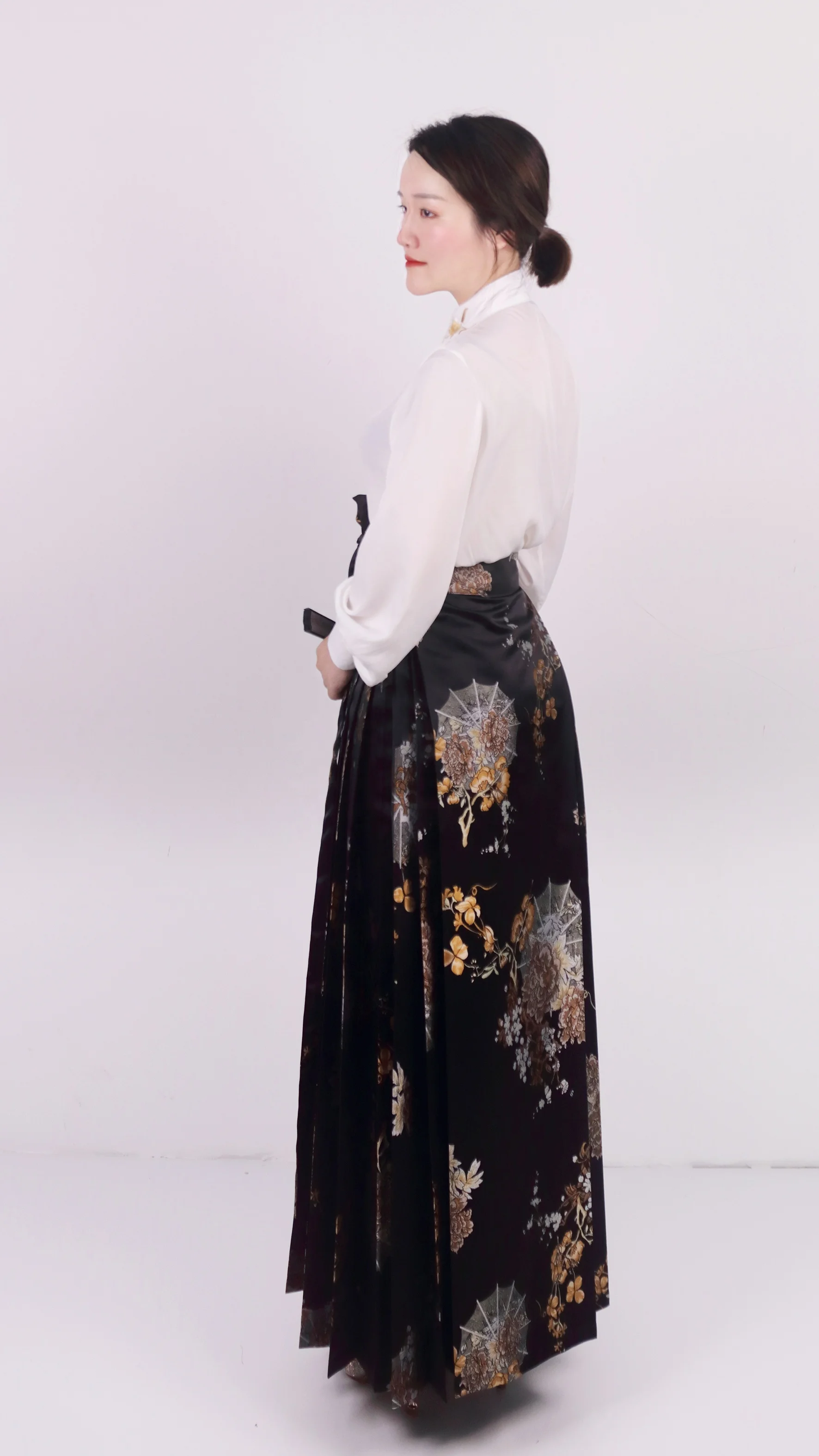 Romantic national style new Chinese embossed weaving new Chinese Song Jin horse face skirt makeup satin elegance beauty