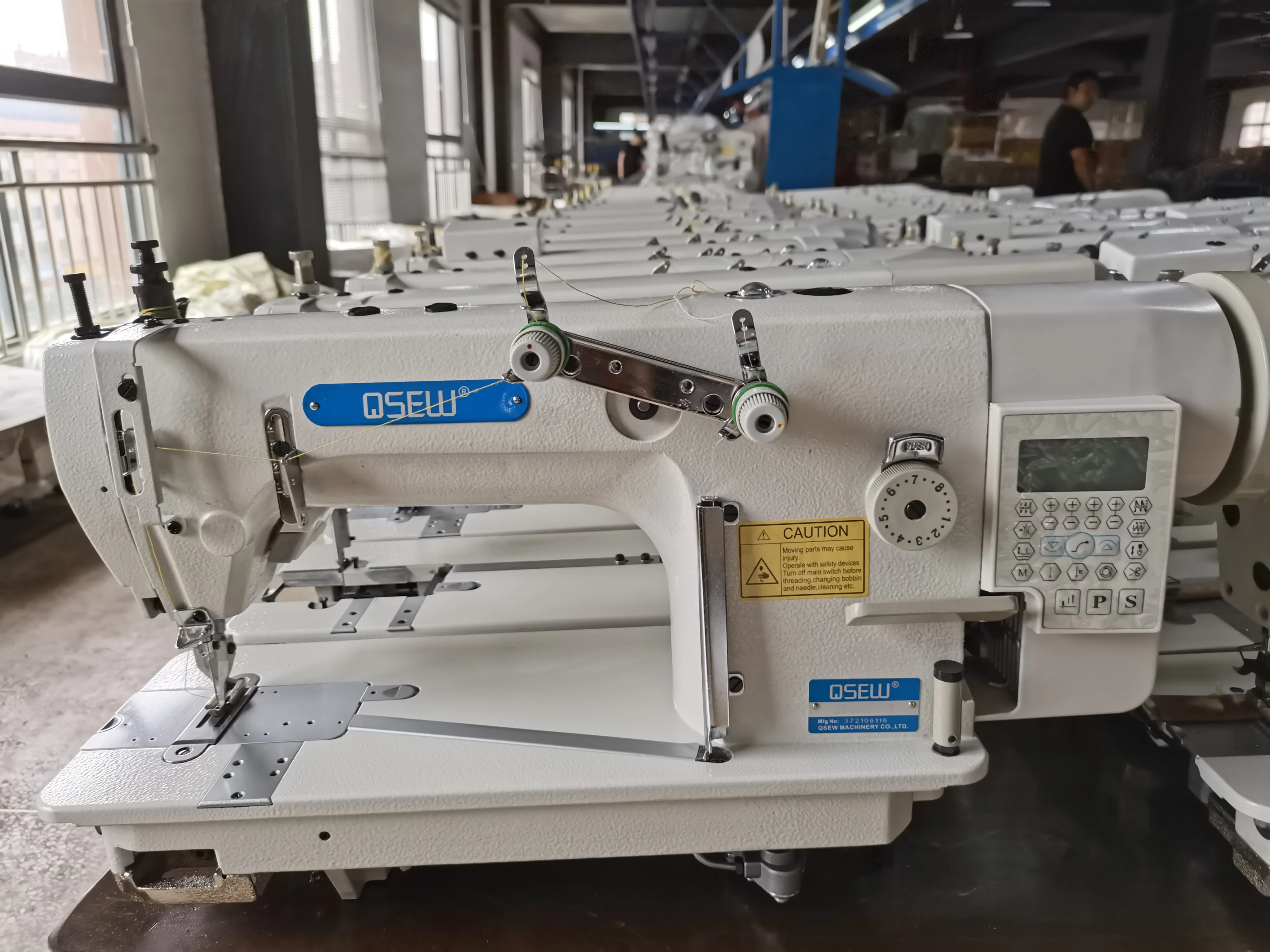 QS-3800D-2TRW   Double Needle Walking Foot Advertising Banne  Lockstitch and Chainstitch  Industrial Sewing Machine for Garment