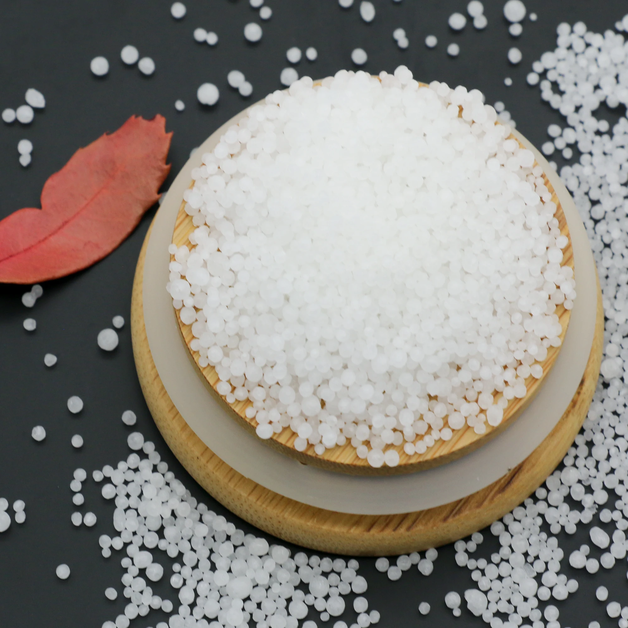 Увеличивает урожайность урожая и улучшает качество почвы, небольшая гранулированная мочевина 46%