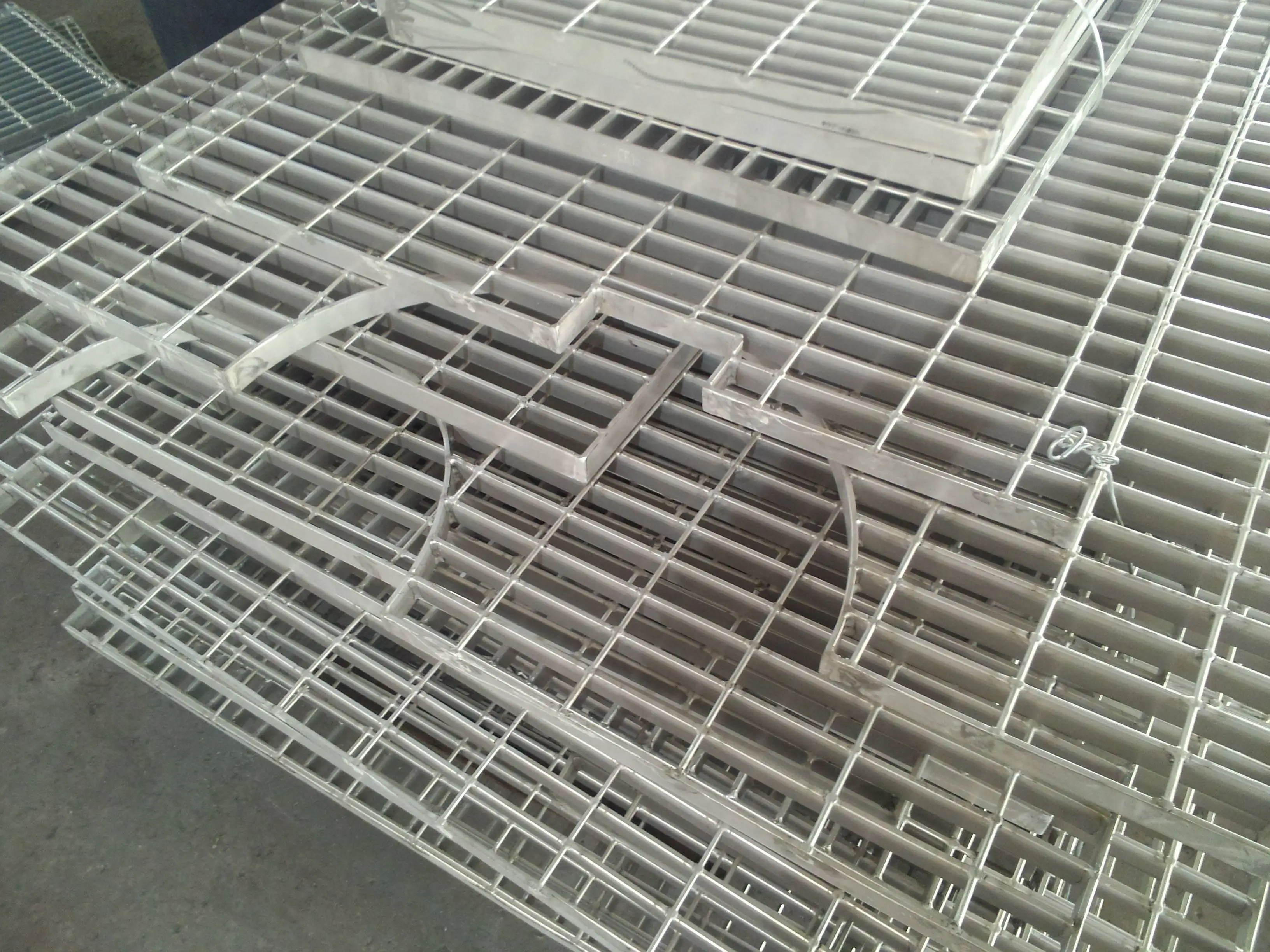 China hot dipped galvanized steel grating price steel grid flooring frame and grate