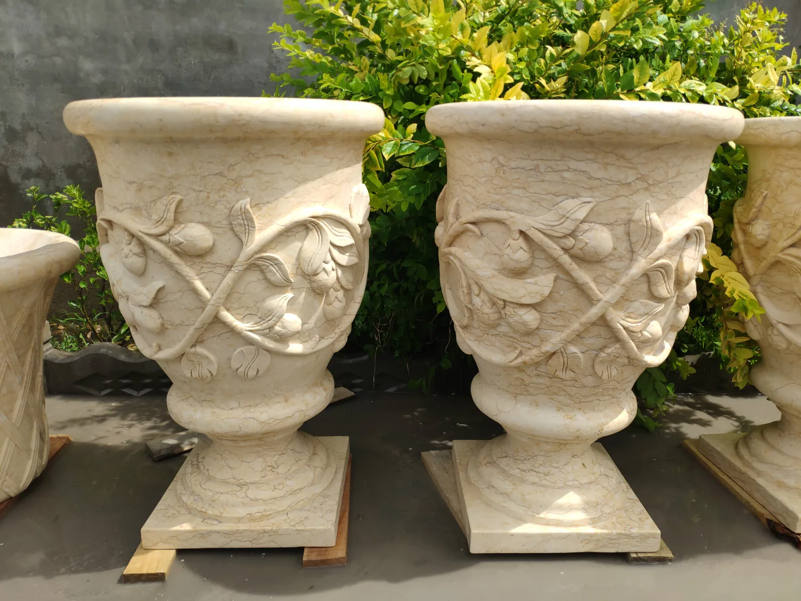 Hot Sale Natural Marble Hand Carved Simple Yard Outdoor Garden Big White Marble Flower Pot Vases For Decorative