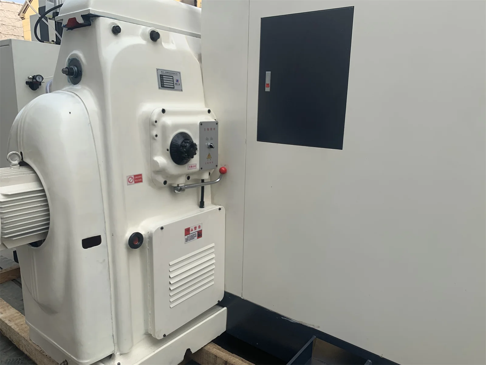 Fully protected horizontal CNC milling machine XK6140 supported by custom  factory production