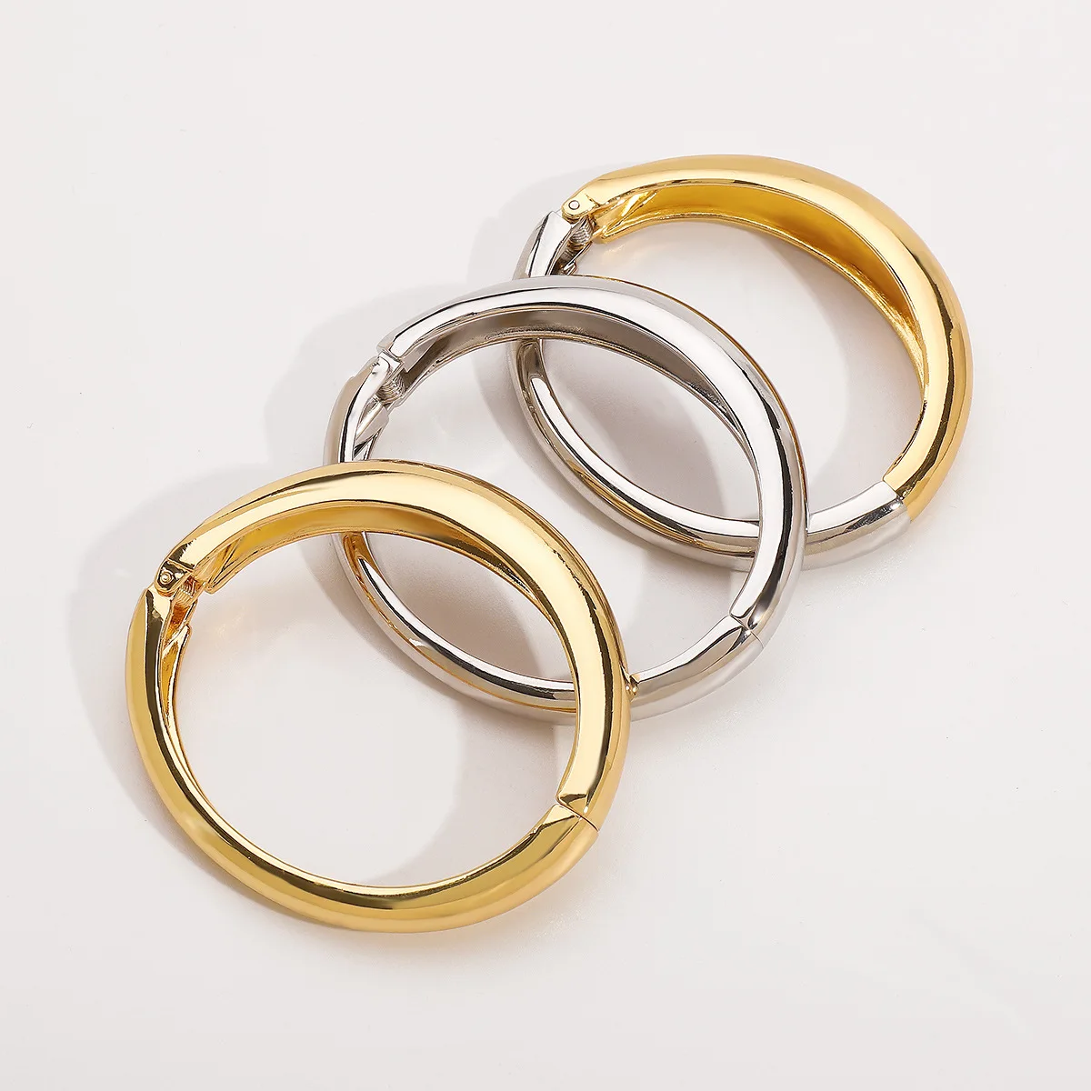2024 New Arrival Fashion Cheap Wholesale Geometric Hammer Open Wide Chain Bracelet  Elliptical Smooth Surface Spring Bracelet
