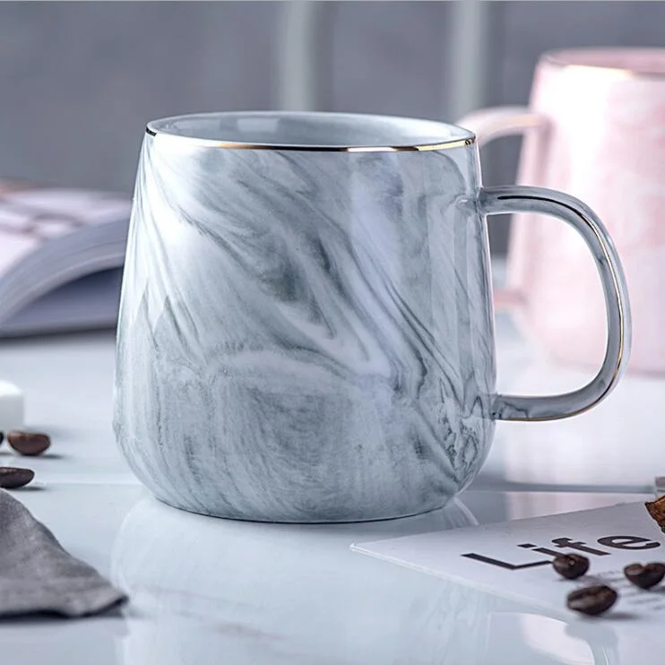 Керамическая кофейная кружка с золотым ободком и мраморным дизайном розового цвета фарфоровая