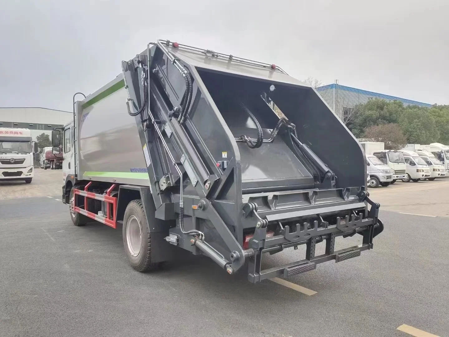 Hot sale exporting Dongfeng 12 CBM Compactor Garbage Truck
