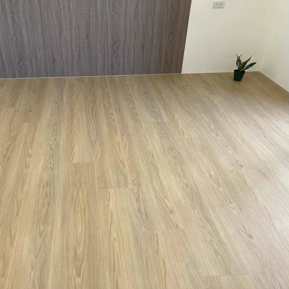 Indoor Waterproof WPC SPC Flooring 3mm to 8mm Anti-Slip Click Lock Installation Free Samples