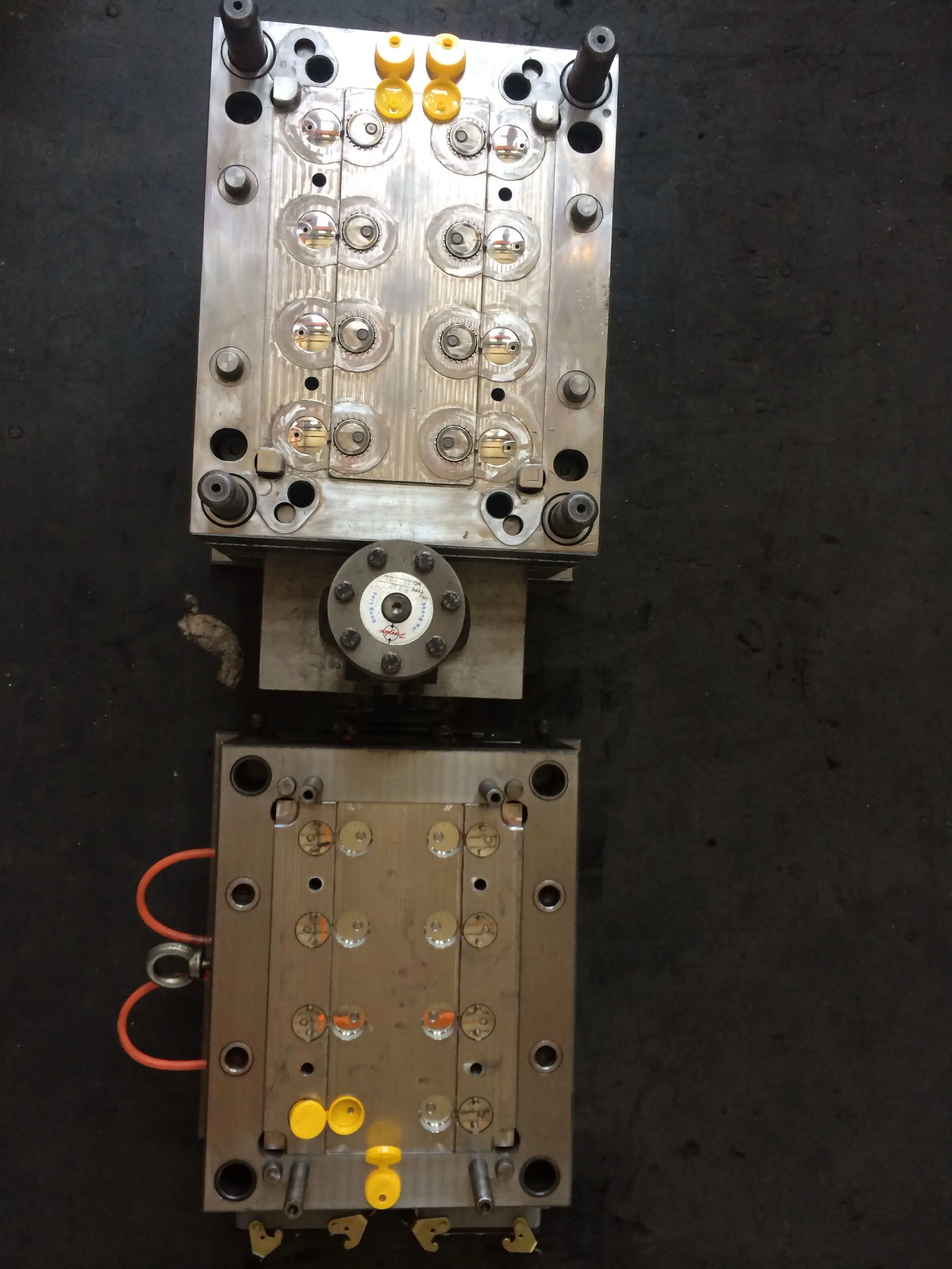 Glass bottle flip-top cap mold with unscrewing motor for screw tightly