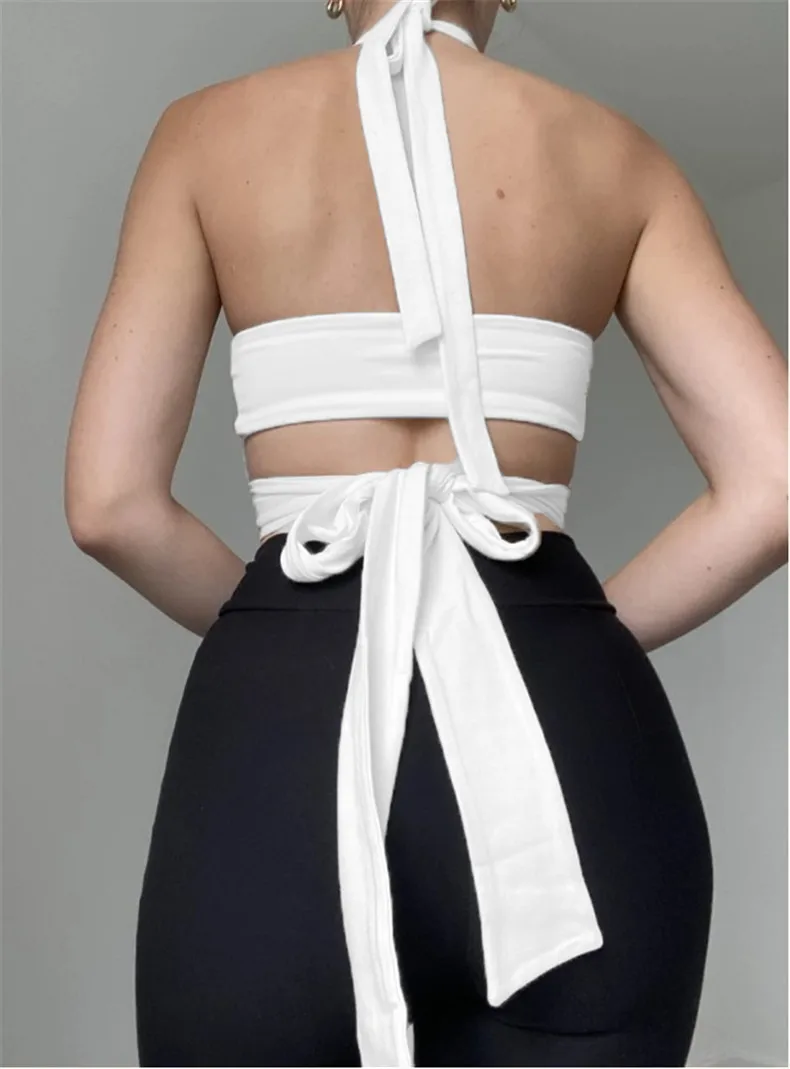 Женский укороченный топ с металлическими кольцами и лямкой на шее 2022