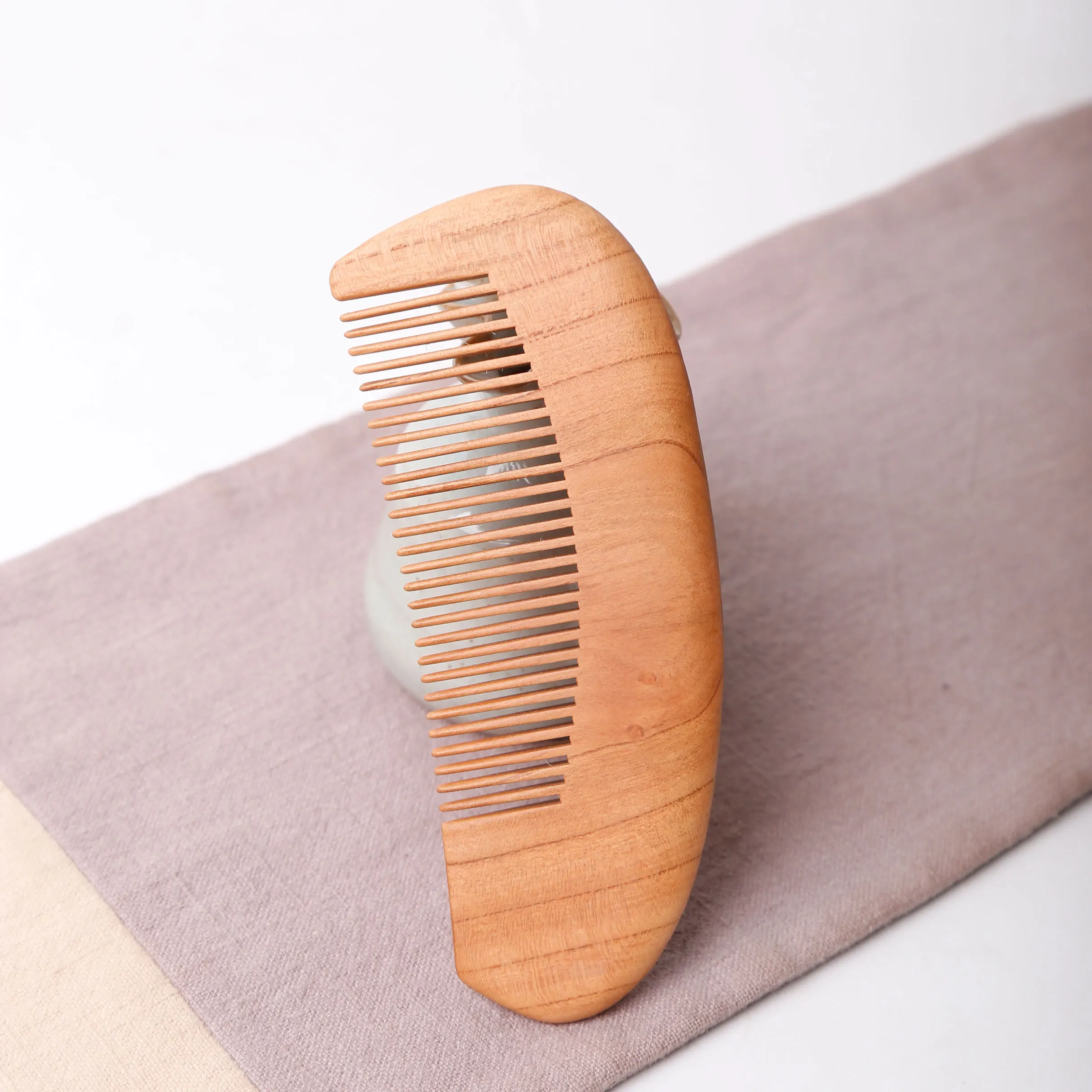 Chinese wood carving handicraft manufacturers  Simple comb  Mahogany comb Customization of wood carving gifts