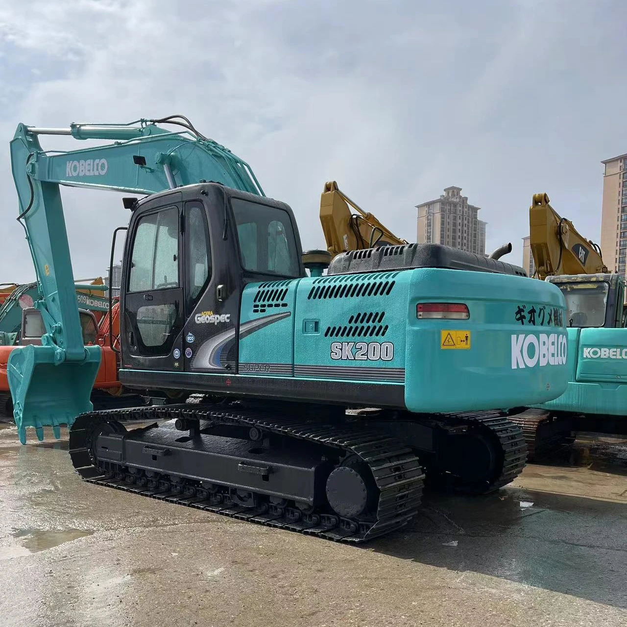 used original Japan Kobelco SK200-8 excavator