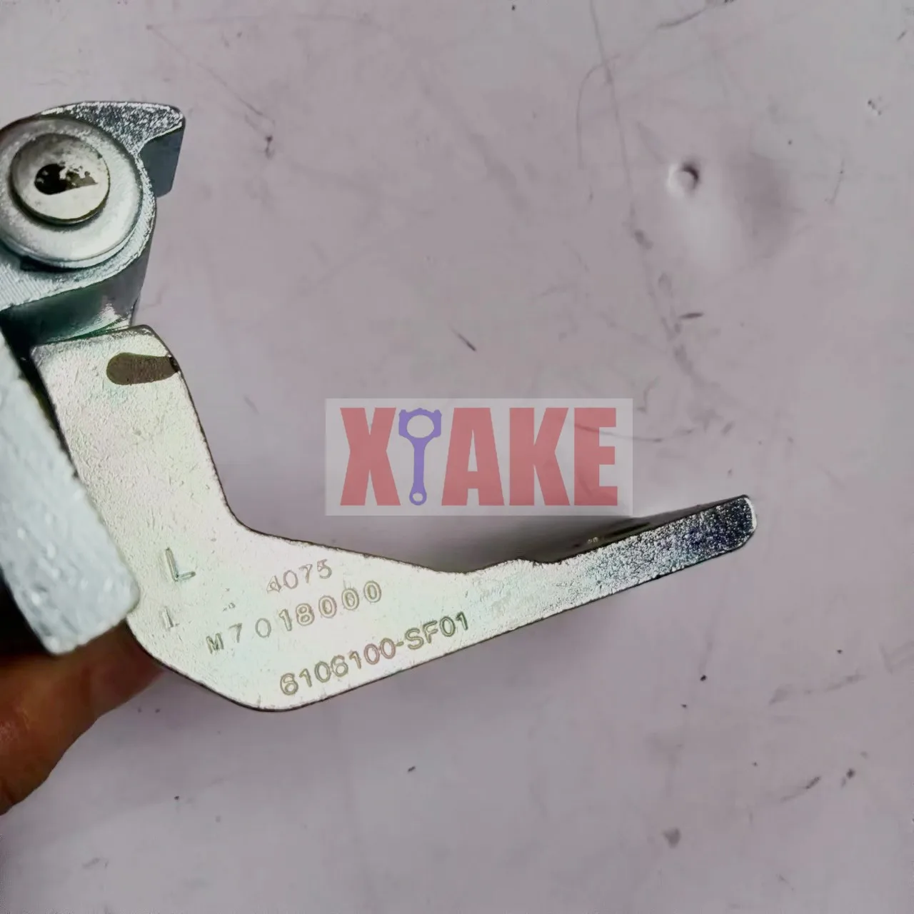 Guangzhou Auto Parts Hot selling Front Door Lower Hinge For Dongfeng Fengon 500 Glory 500 OEM 6106100-SF01