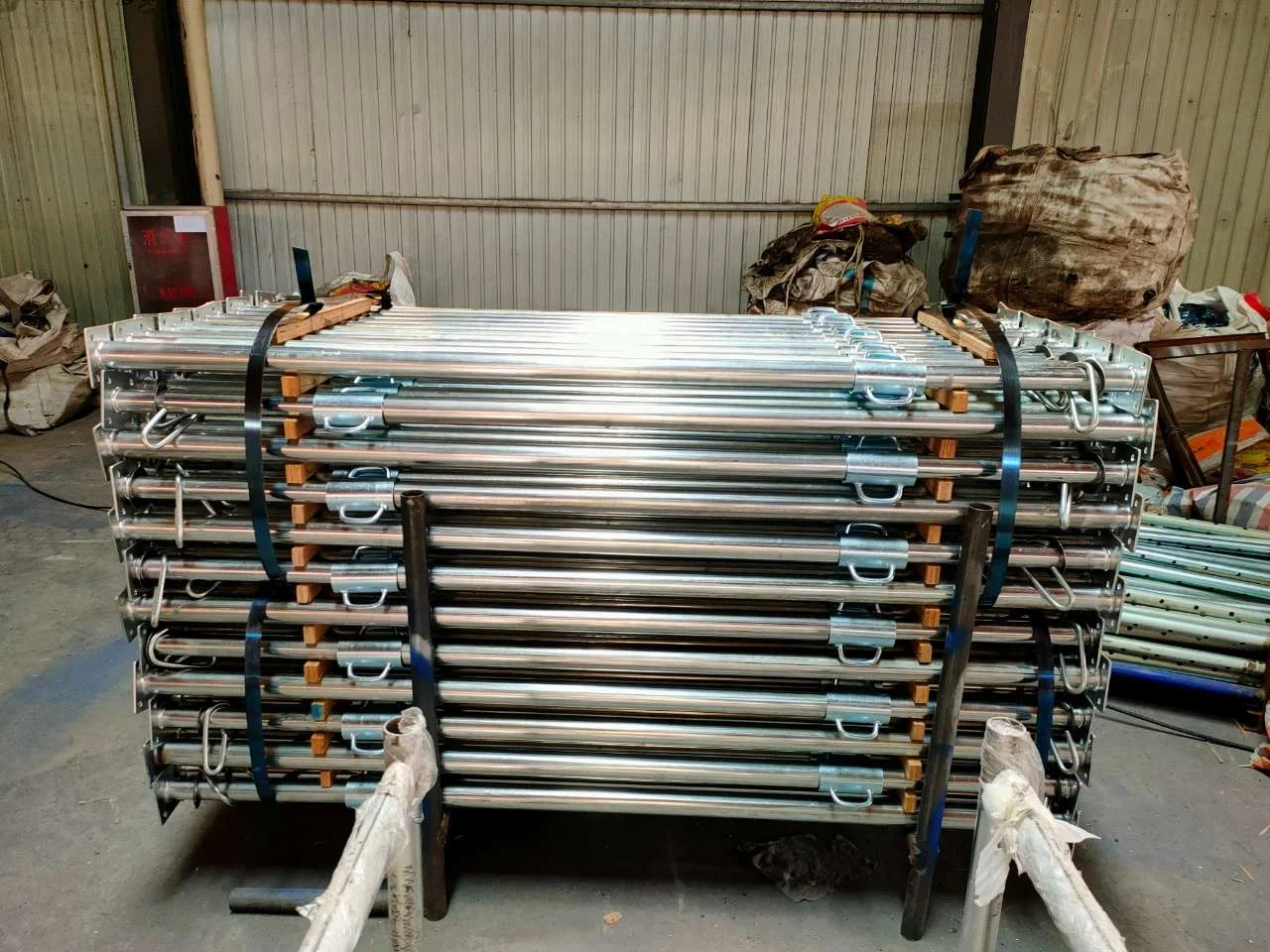 Вертикальный опорный домкрат для строительных лесов регулируемый окрашенный стальной реквизит Регулируемый оцинкованный