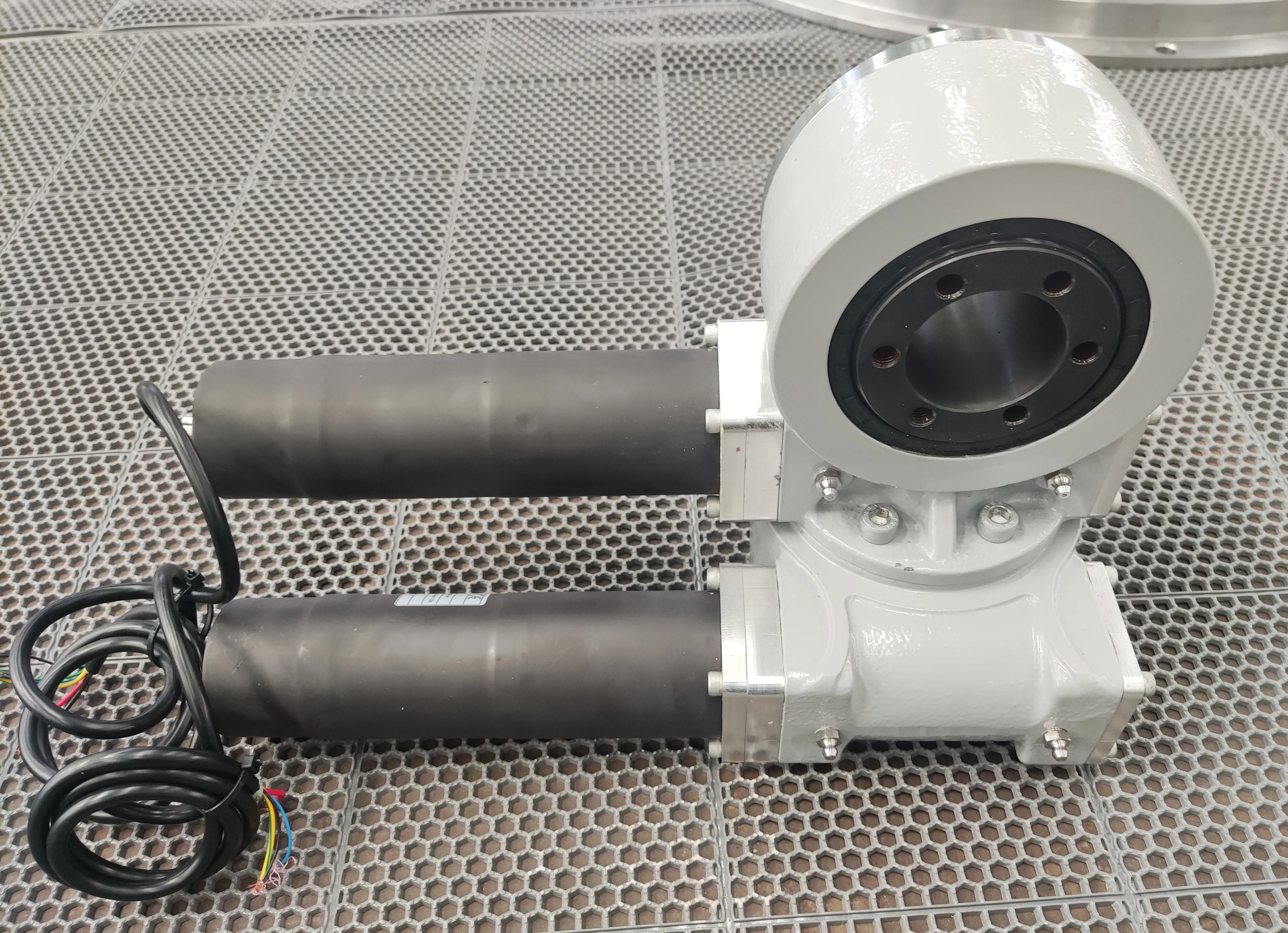 SDE3 Dual Axis Slew Drive With 24V DC Motor For Solar Tracker System And For Solar Panels