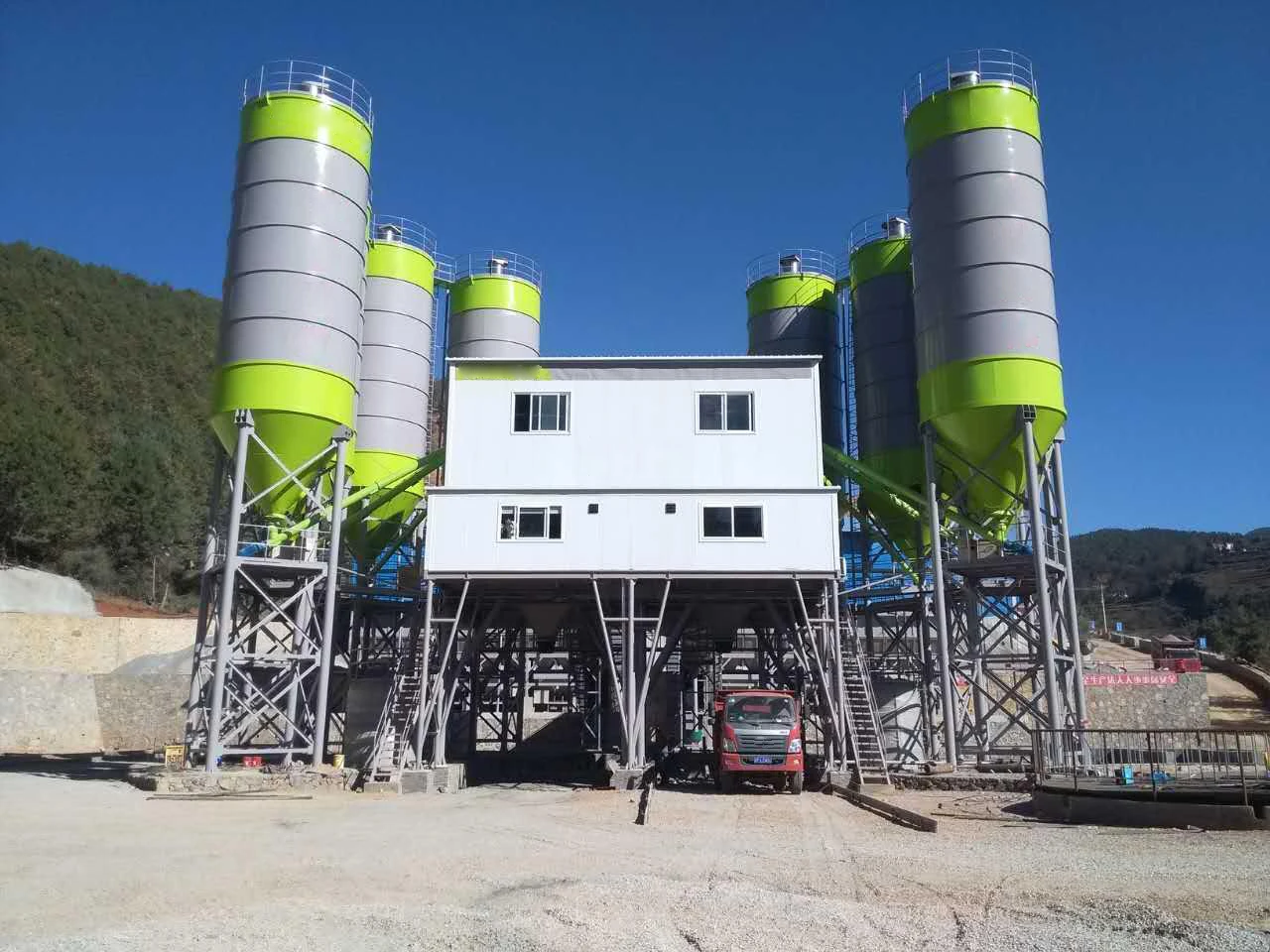 Zoomlion Новый 240m3/h HZS240 бетоносмесительная установка хорошее рабочее состояние
