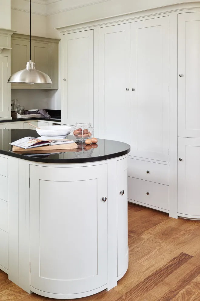 2024 New Trend Product White USA Apartment Solid Wood Shaker Curved Island Kitchen Cabinets