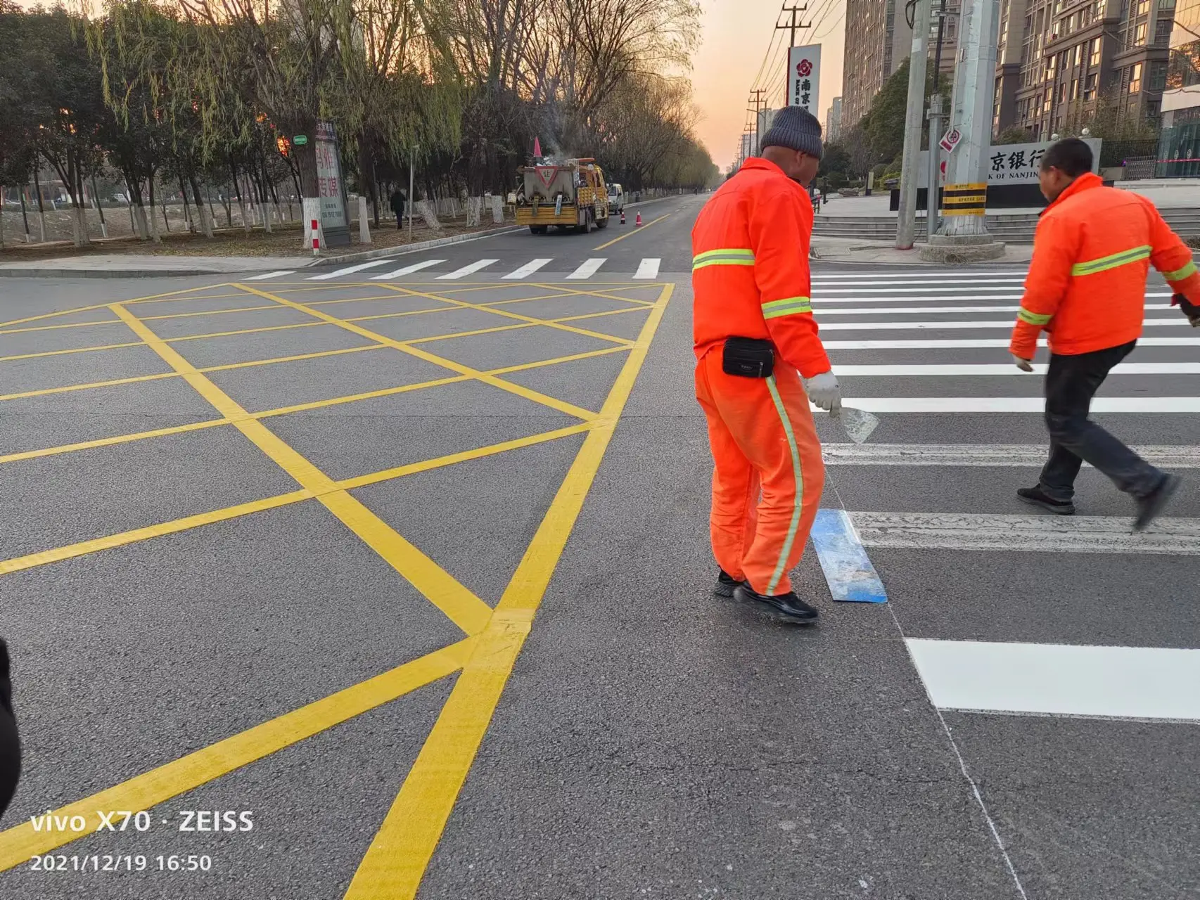 Best price High Reflective Thermoplastic Luminous Road Paint for Road Park Road Sign Construction Used Paint With Glass Bead