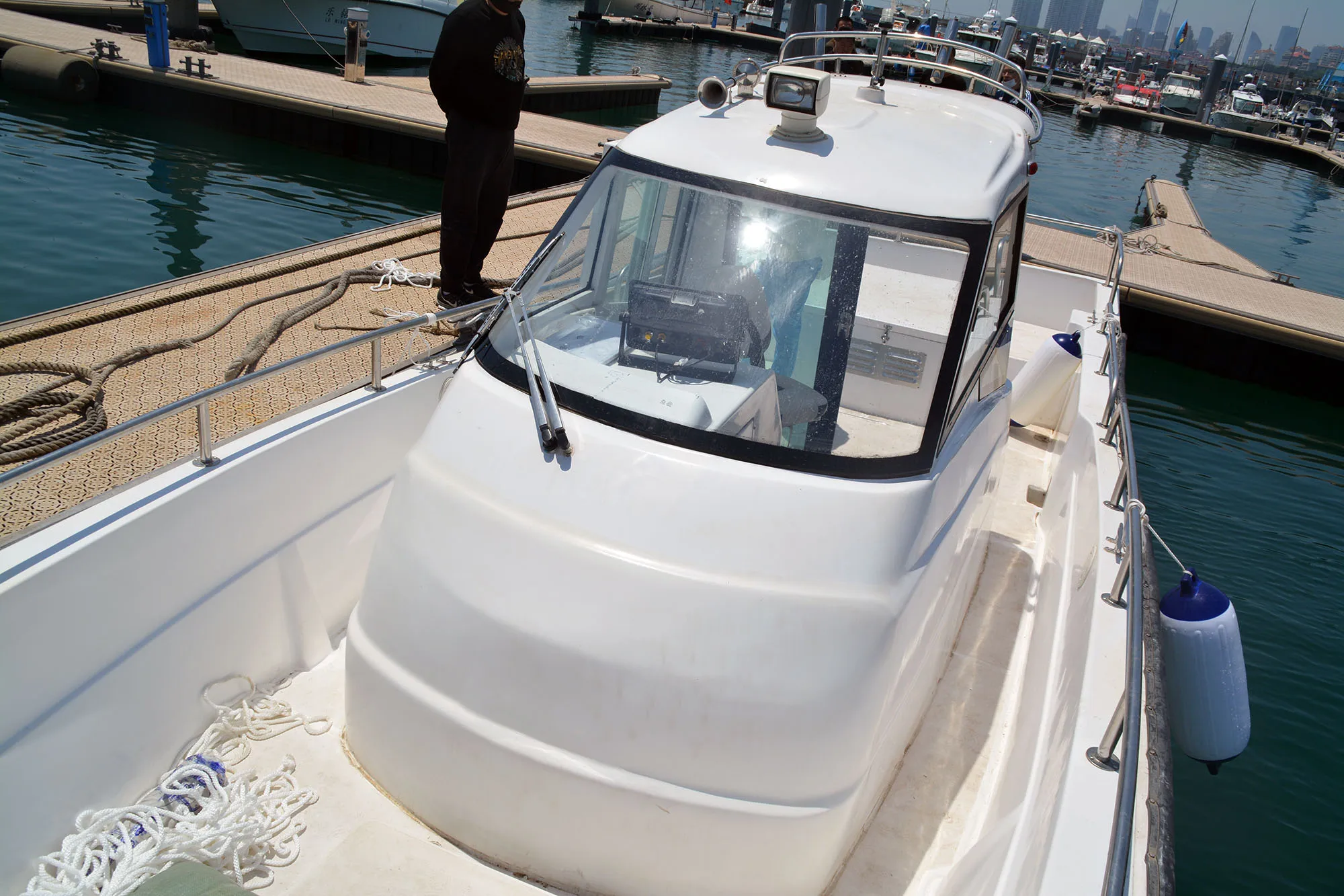 China FFB960D High Speed  Cabin Fiberglass Small Boat Hulls Fishing For Sale