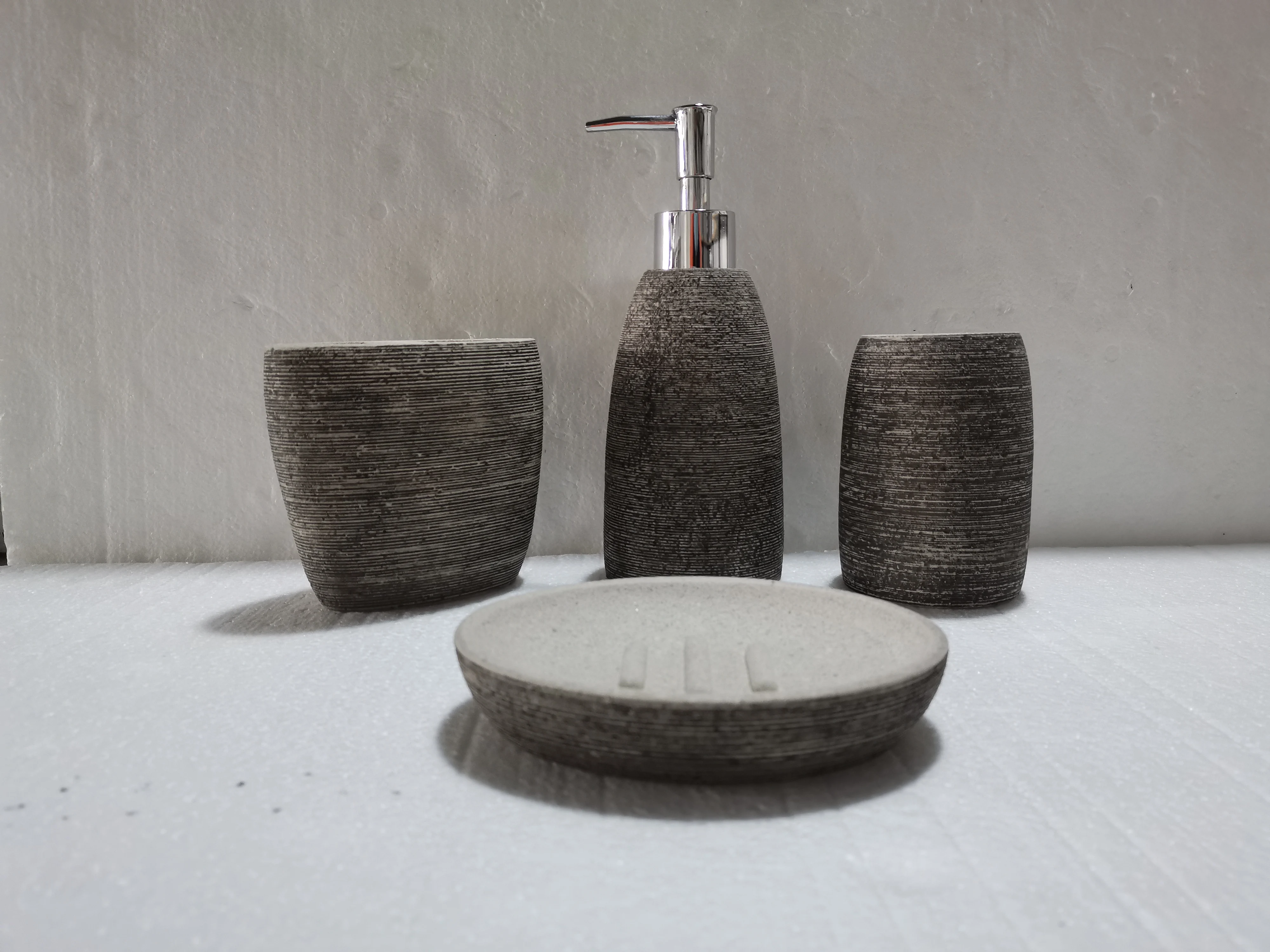 Cheap black Sandstone effect Polyresin Bathroom Set