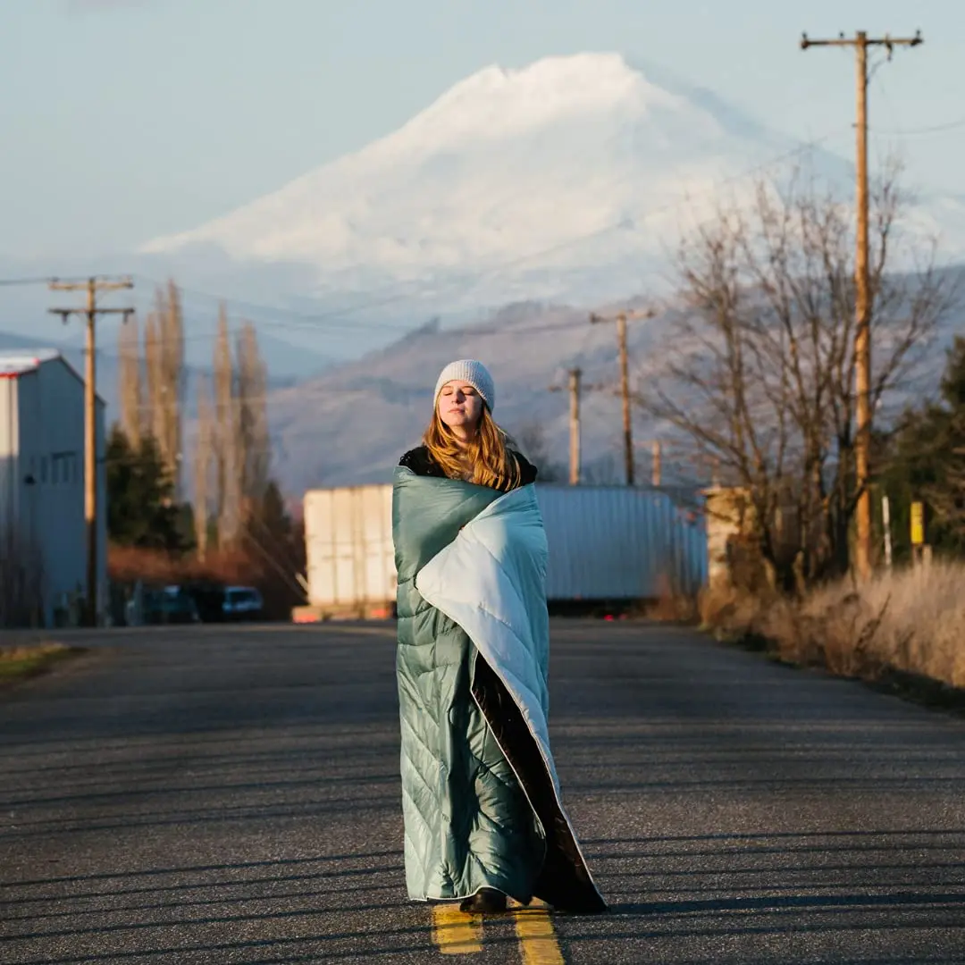 High Quality Packable Light and Thin Blanket Waterproof Fabric Warm Compact Camping Travel Down Blanket for Hiking, Backpacking