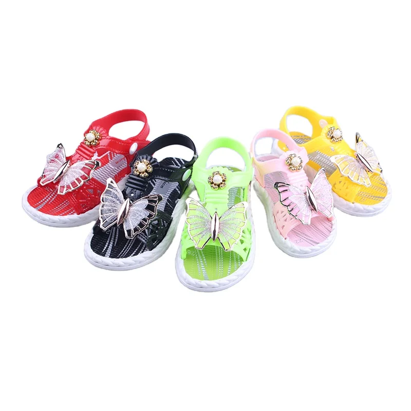 Изящные босоножки для девушек с большими бабочками из бисера и металлической пряжкой