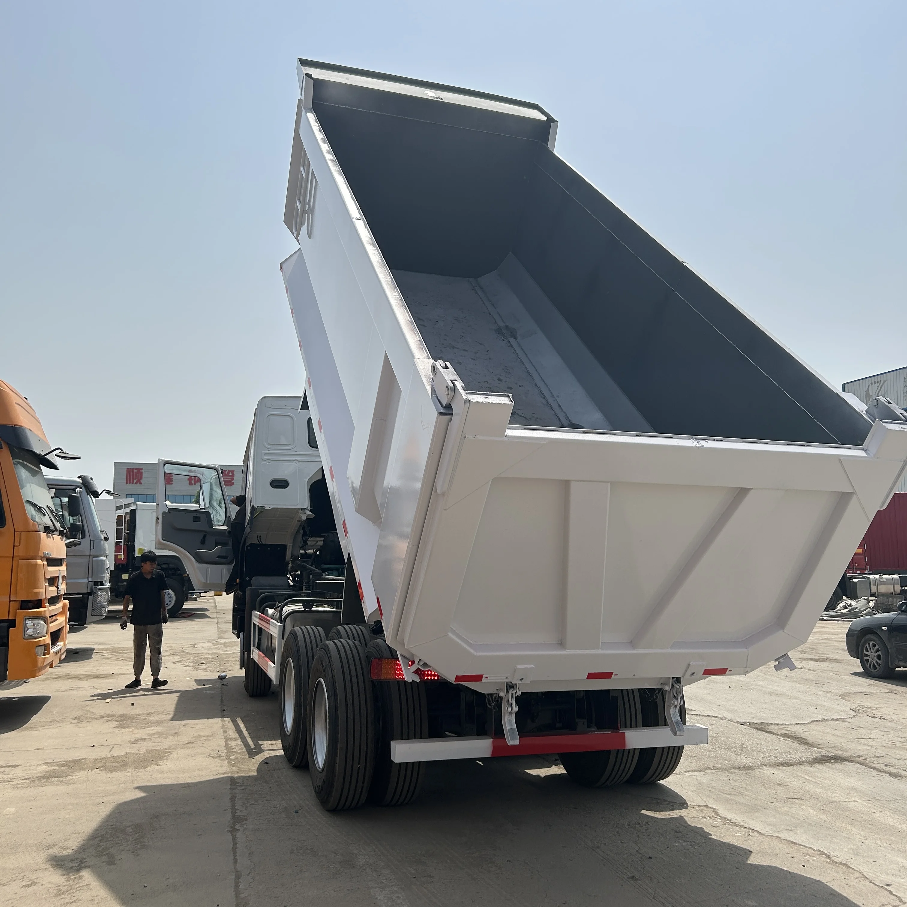 Оптовая продажа Подержанный самосвал HOWO 6x4 8x4 Национальный большегрузный грузовик группа евро 2 левое рулевое управление угольный песок гравий транспорт