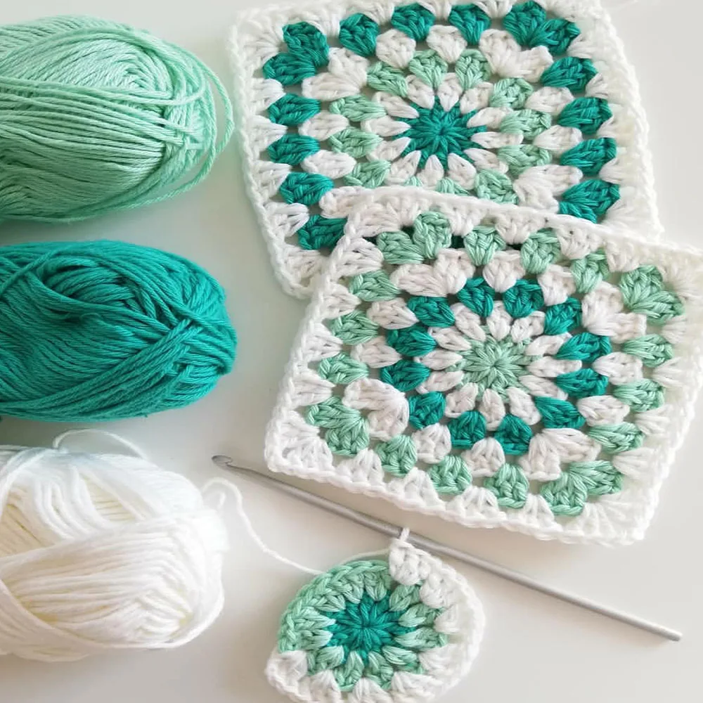 Hotselling Chinese colorful anti shrinking anti pilling knit 4 ply acrylic yarn for knitting crochet