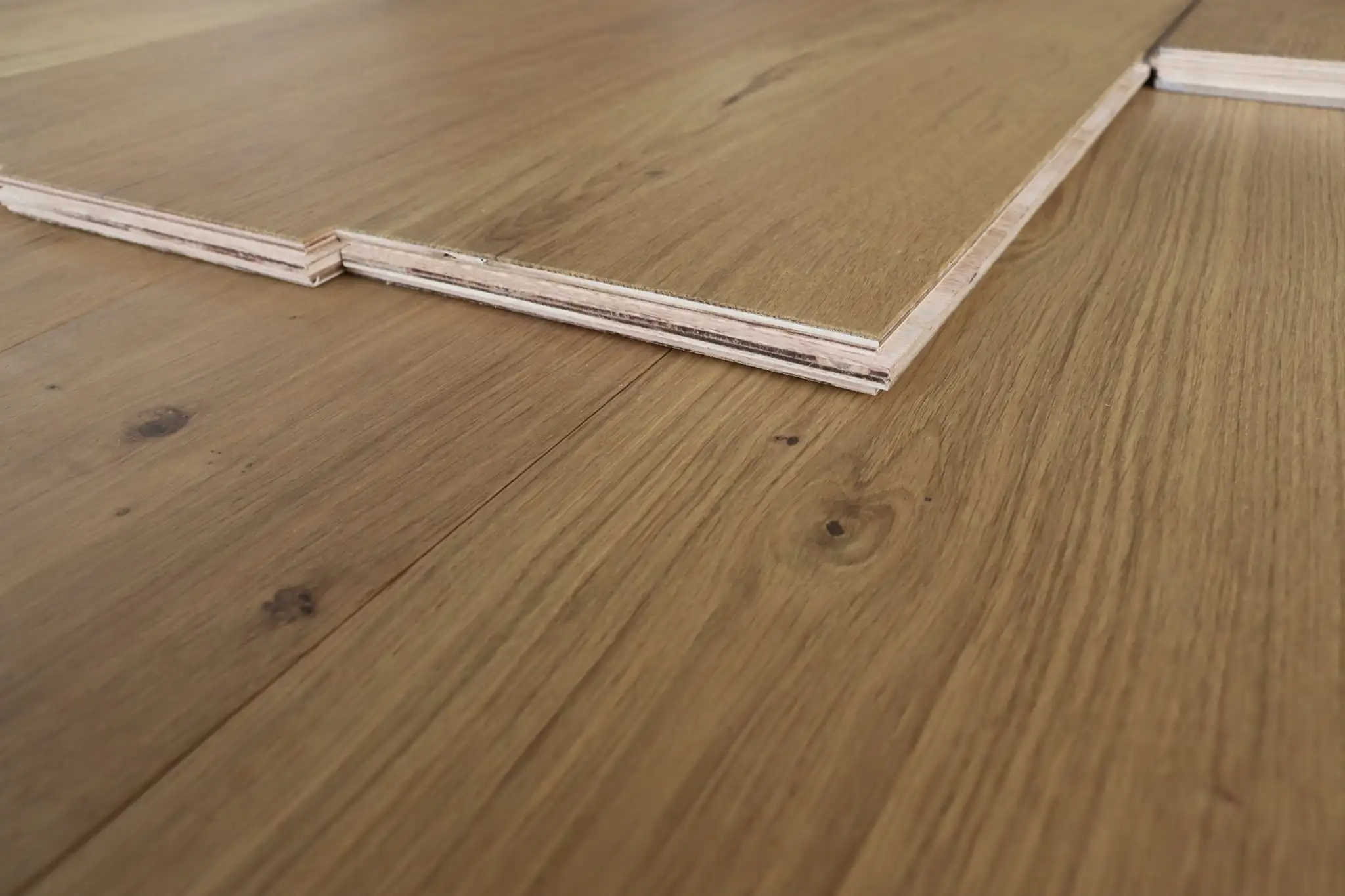 
3-layer Engineered AB Grade Wide Plank Oak Wood Flooring 