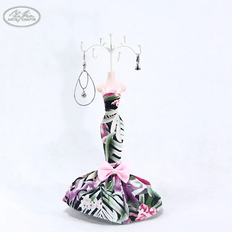 Customized jewelry window display fashion doll shaped jewelry display set